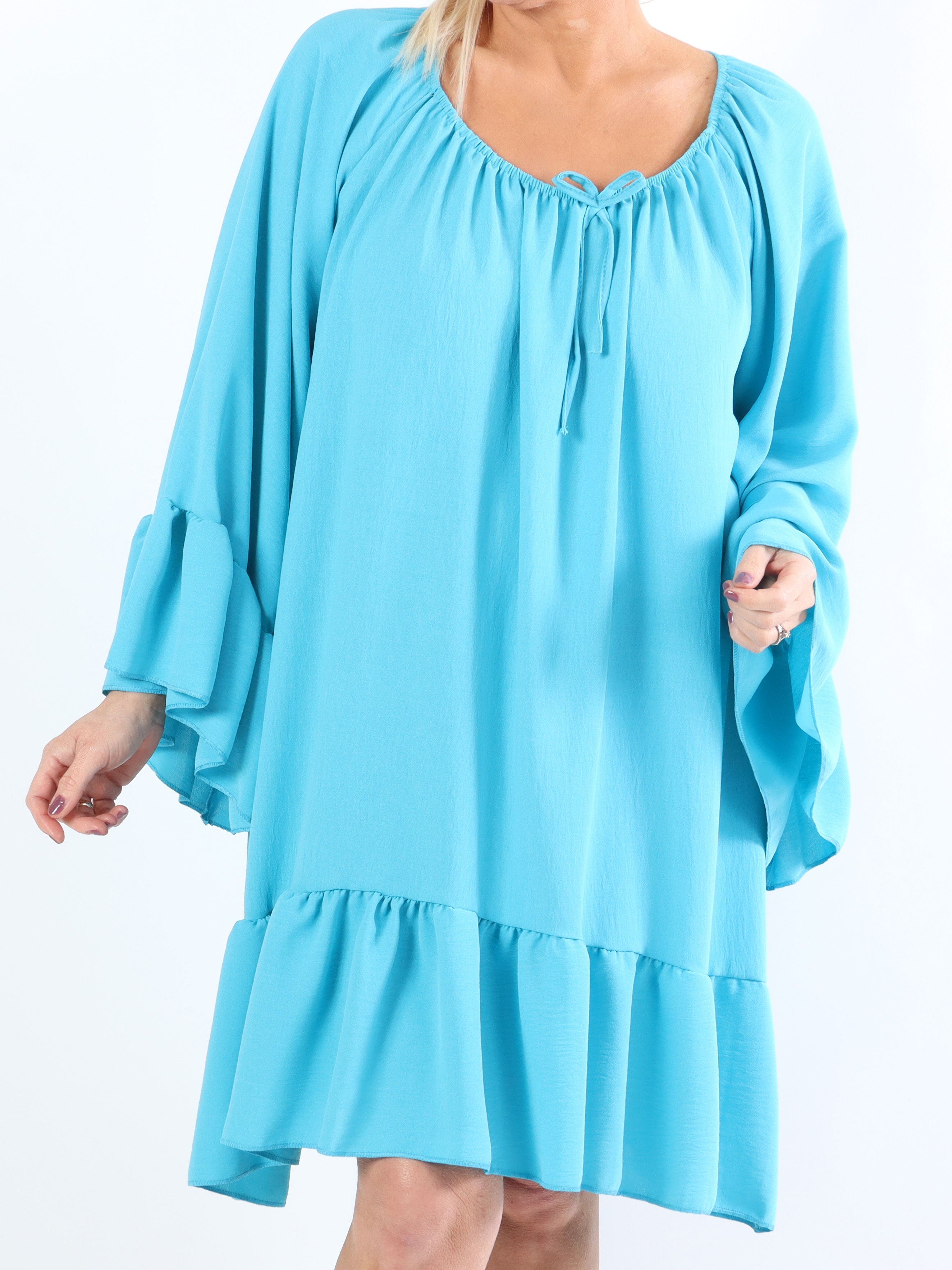 Asta - Plus size klänning med volanger och gummiband i halsen