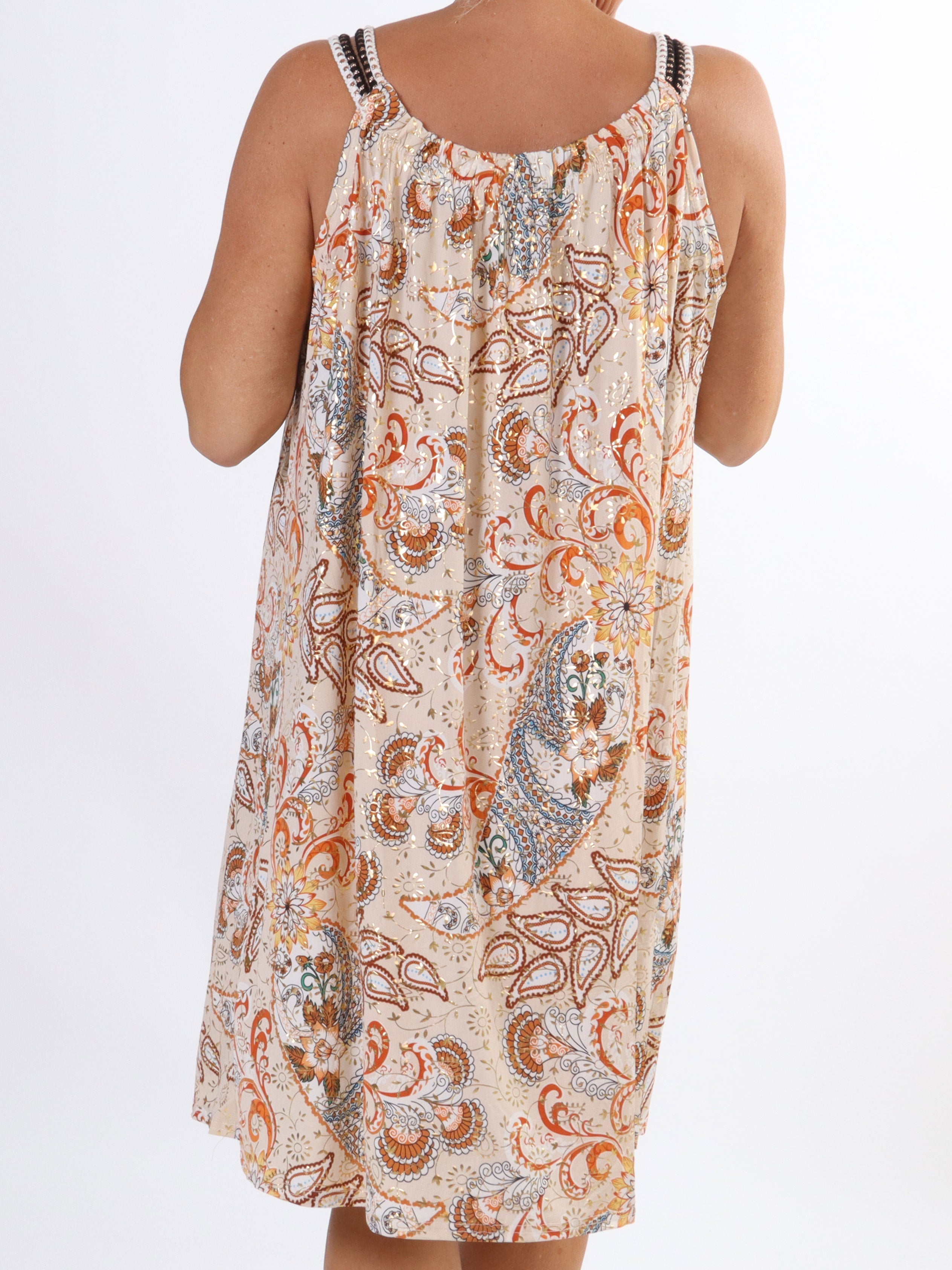 Asta Paisley - Elastisk klänning i stora storlekar med mönster och gulddetaljer - Black