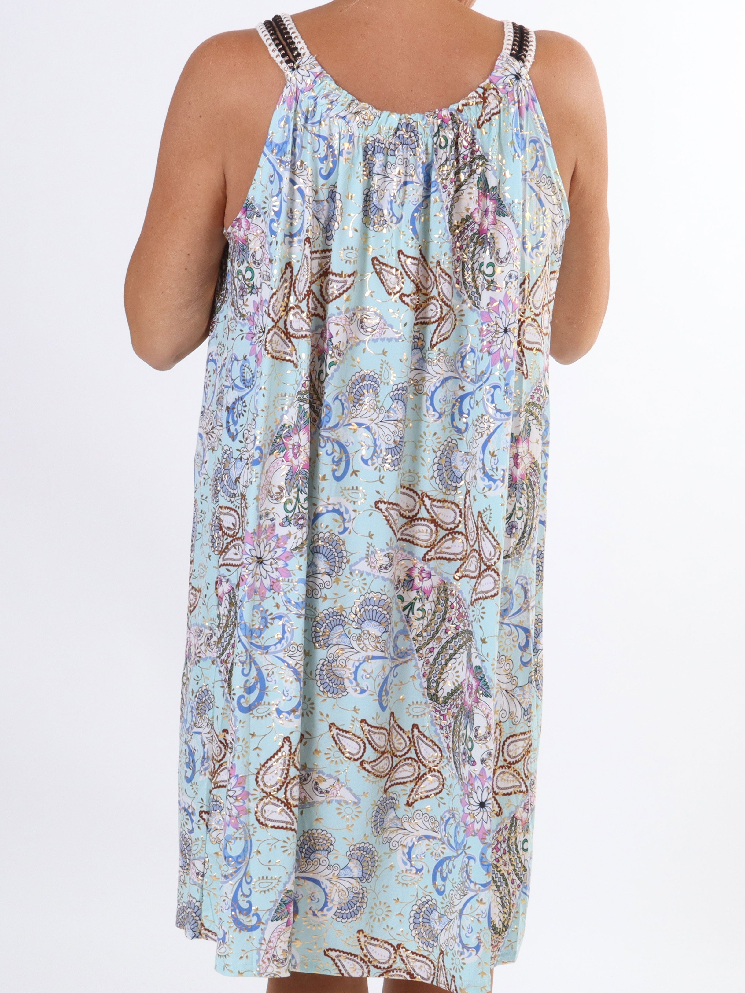 Asta Paisley - Elastisk klänning i stora storlekar med mönster och gulddetaljer