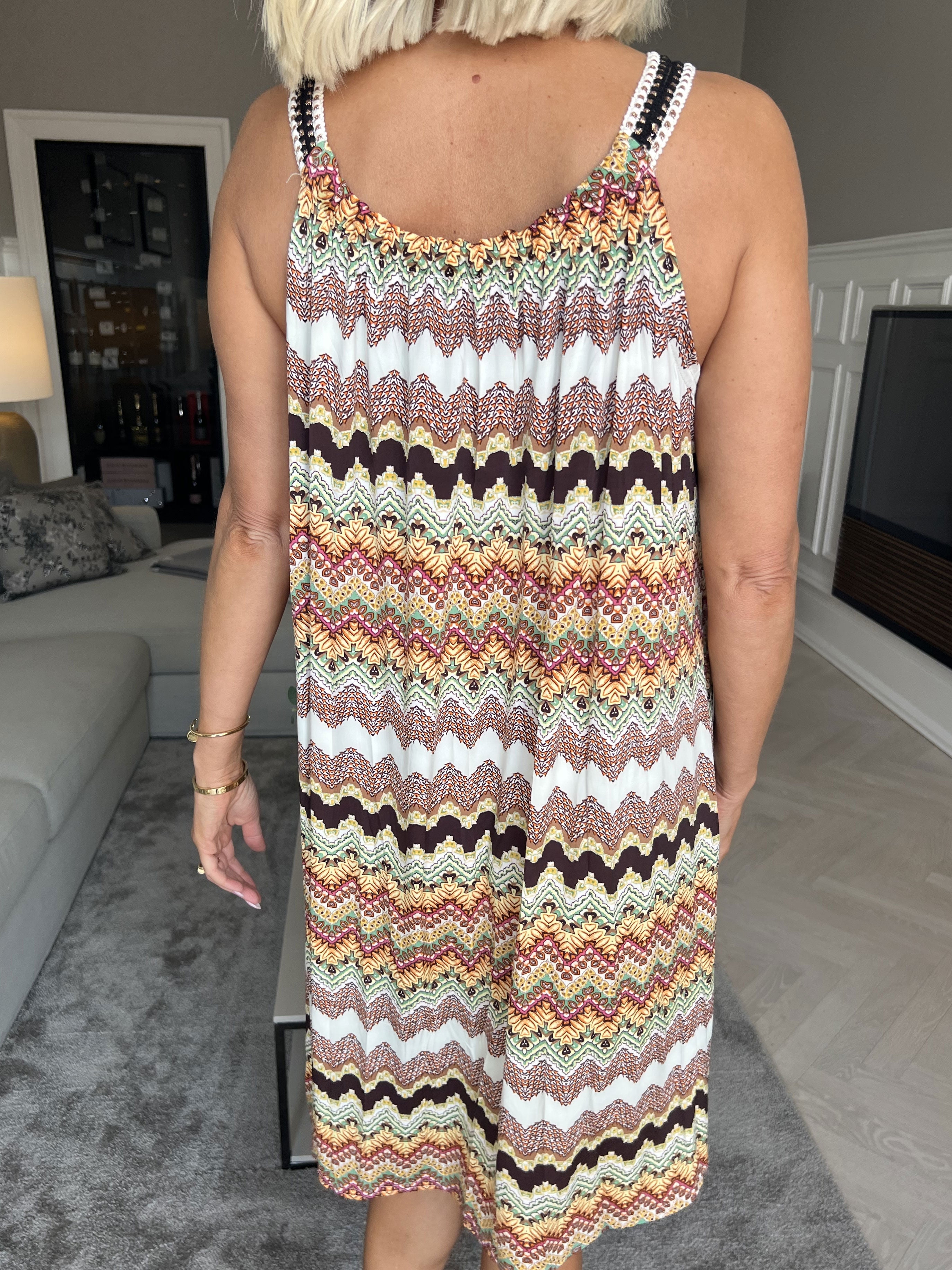 Asta Zigzag - Söt klänning med virkade band