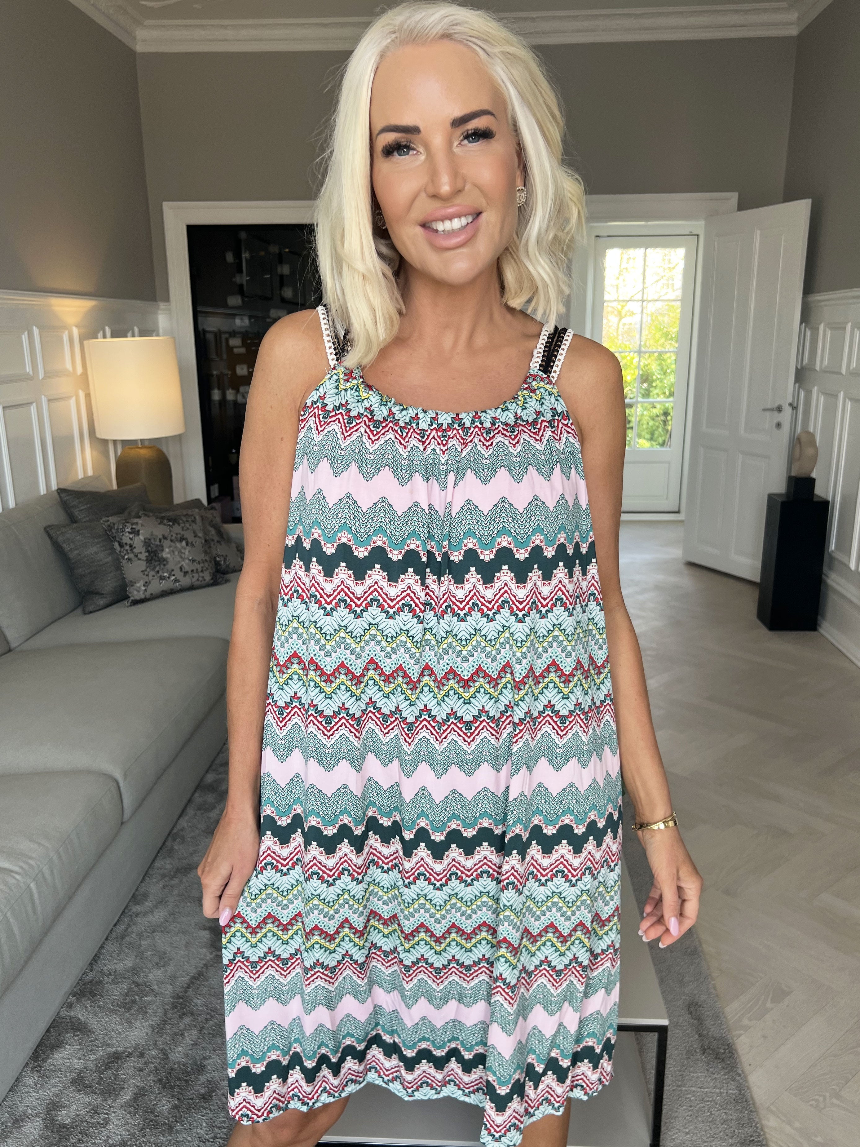 Asta Zigzag - Söt klänning med virkade band