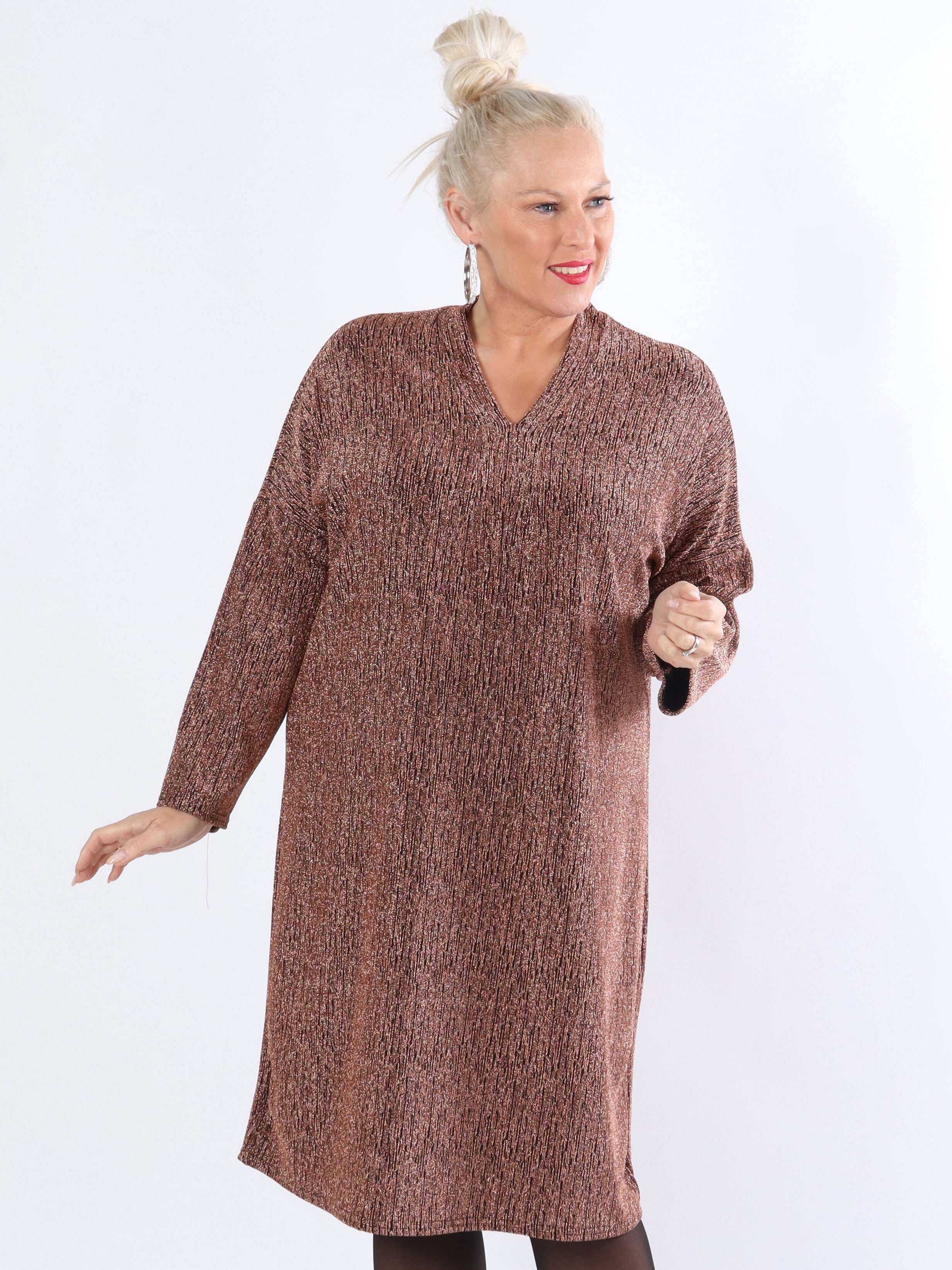 Audine - Enkel glittrig klänning i elastiskt tyg i stora storlekar - Black