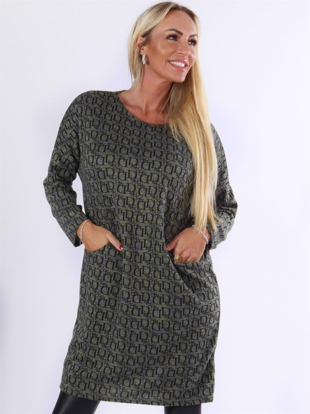 Ava - Klänning med skrift och fickor