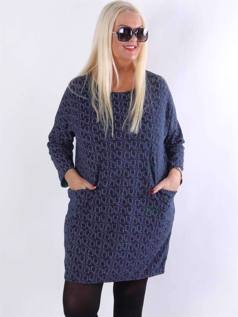 Ava - Klänning med skrift och fickor