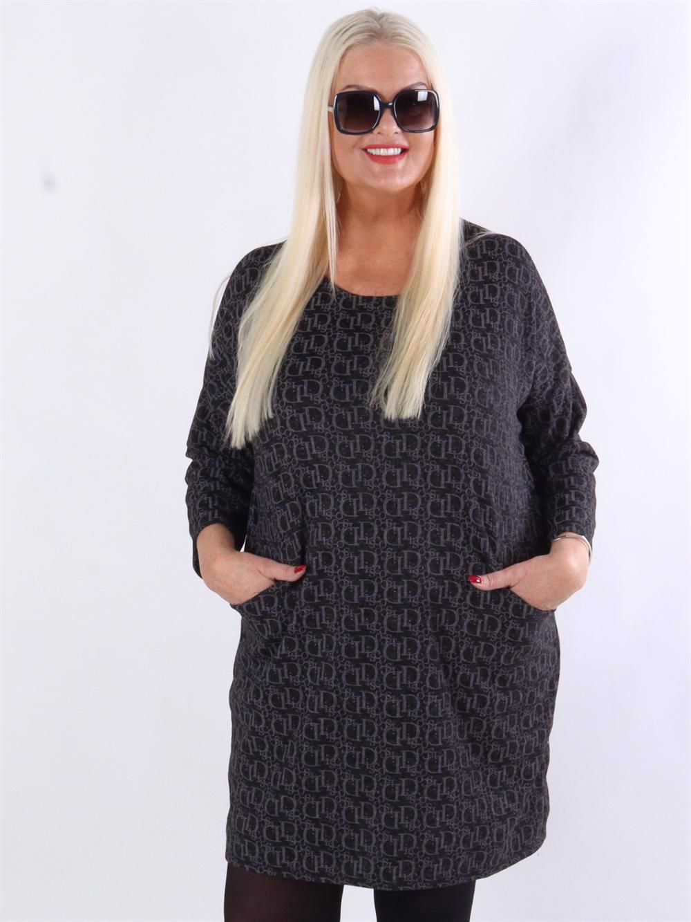 Ava - Klänning med skrift och fickor