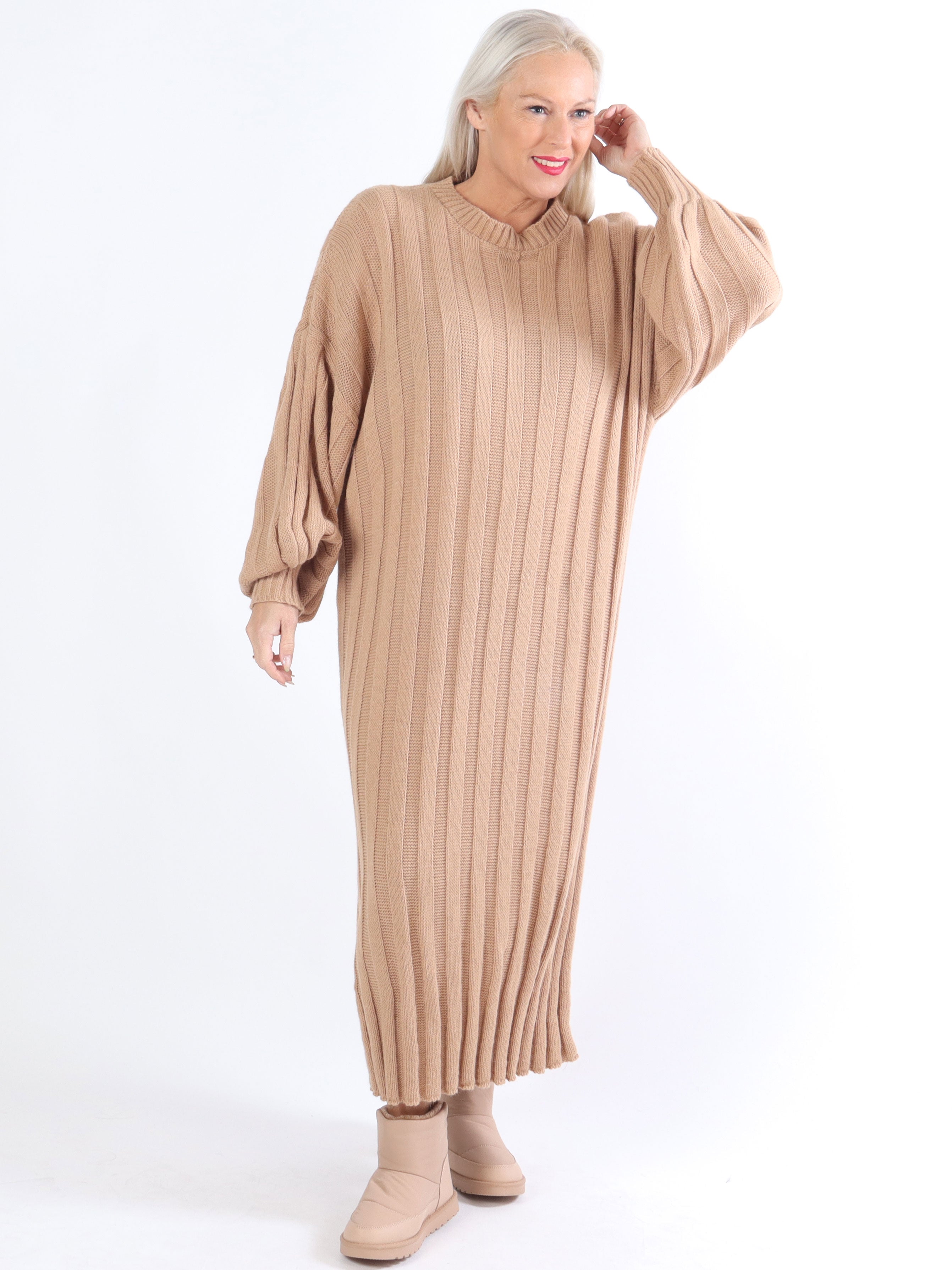 Ava - Lång plus size stickad klänning med ballongärmar