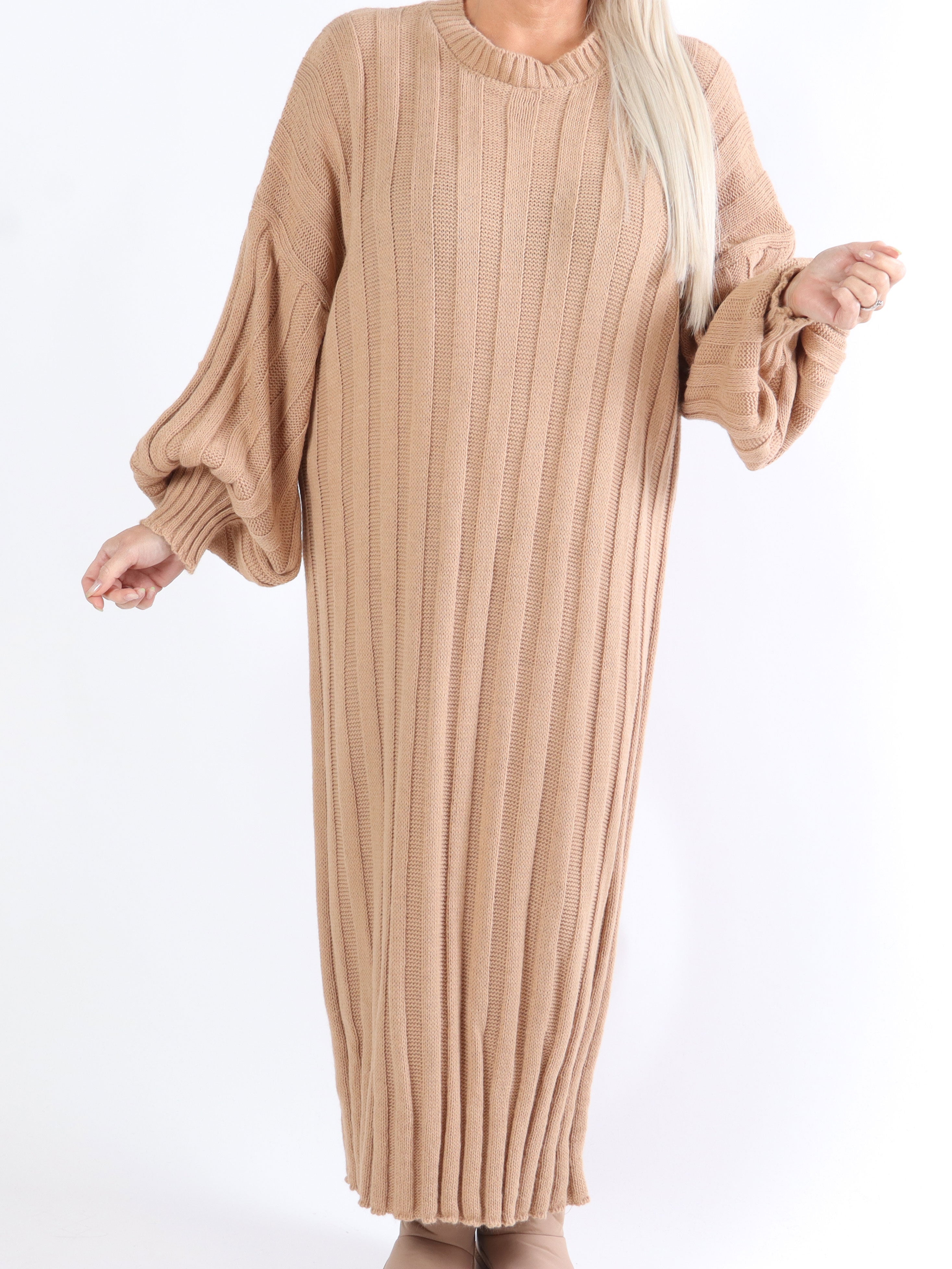 Ava - Lång plus size stickad klänning med ballongärmar