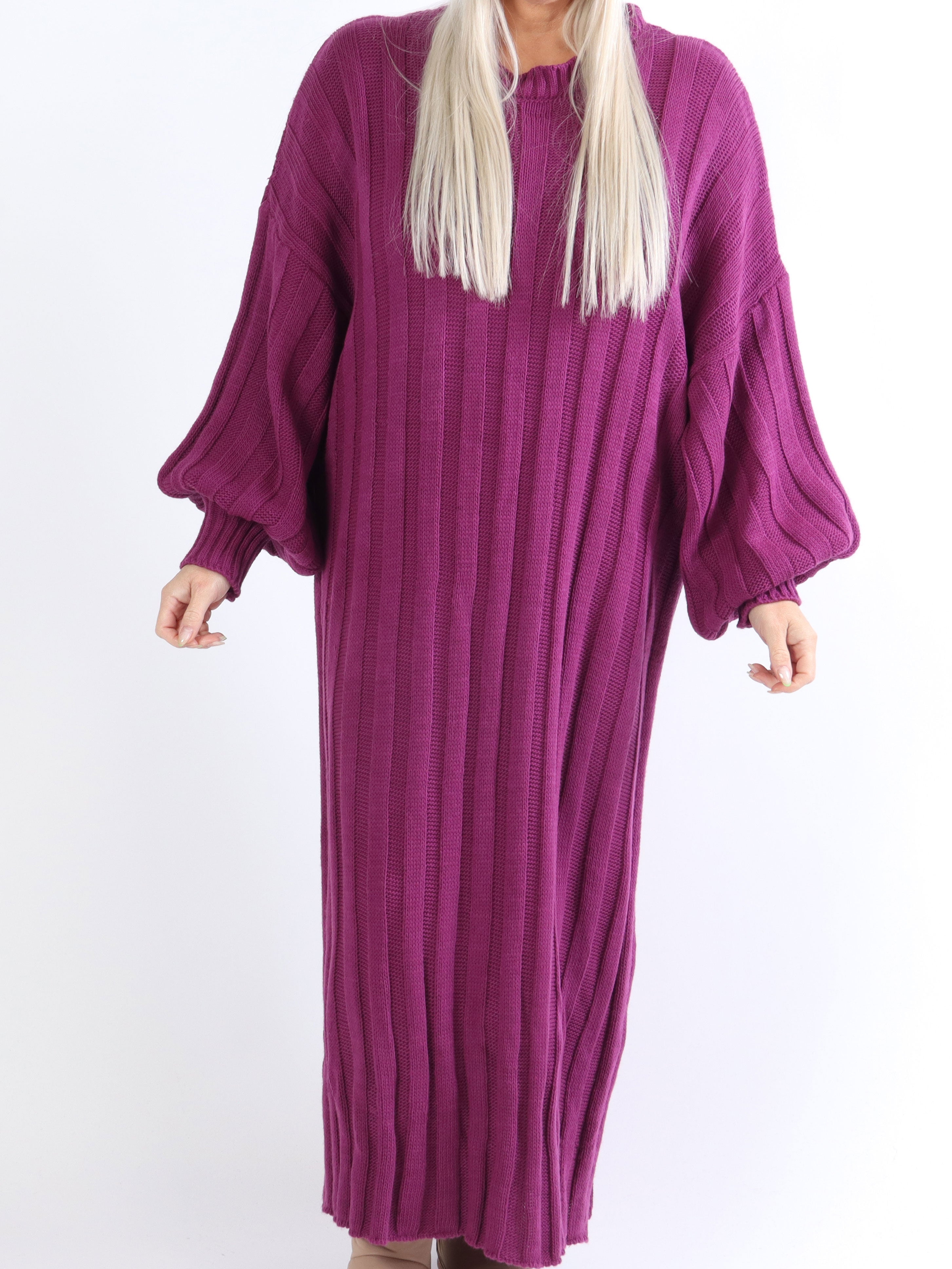 Ava - Lång plus size stickad klänning med ballongärmar