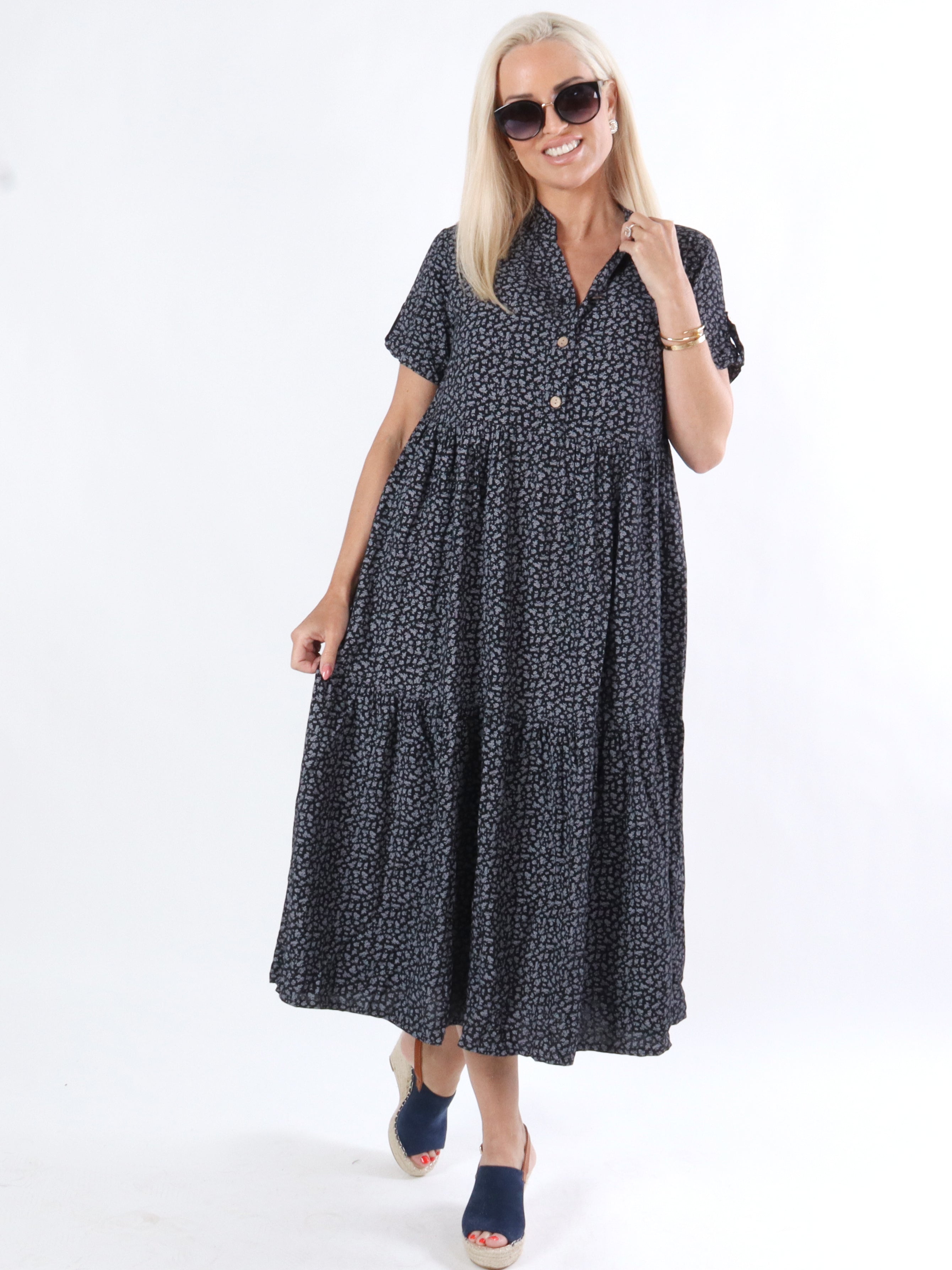 Barbara - Armégrön klänning med blommönster och knappar på bröstet