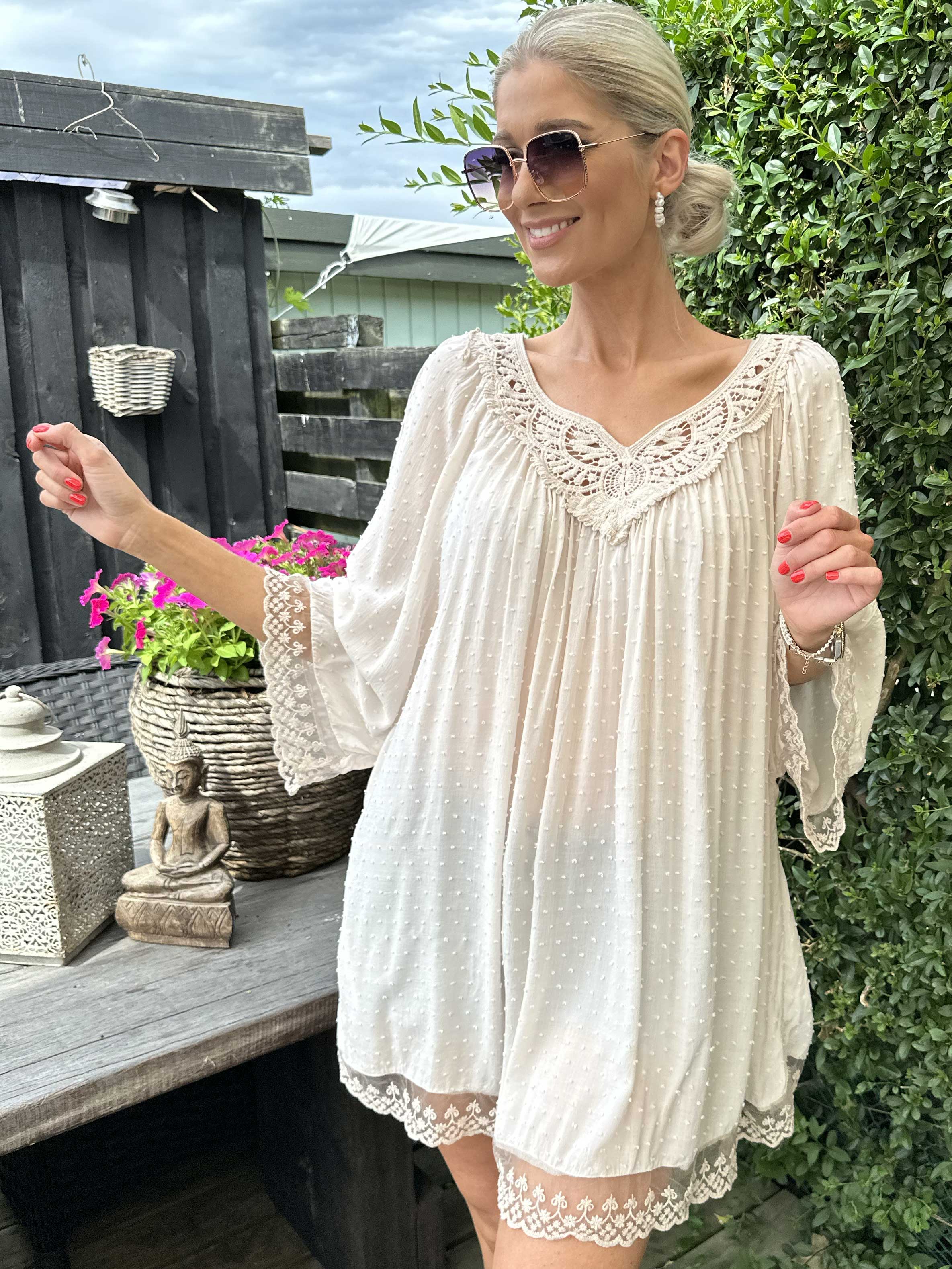 Benedicte - Söt tunika med broderade detaljer och spets - White