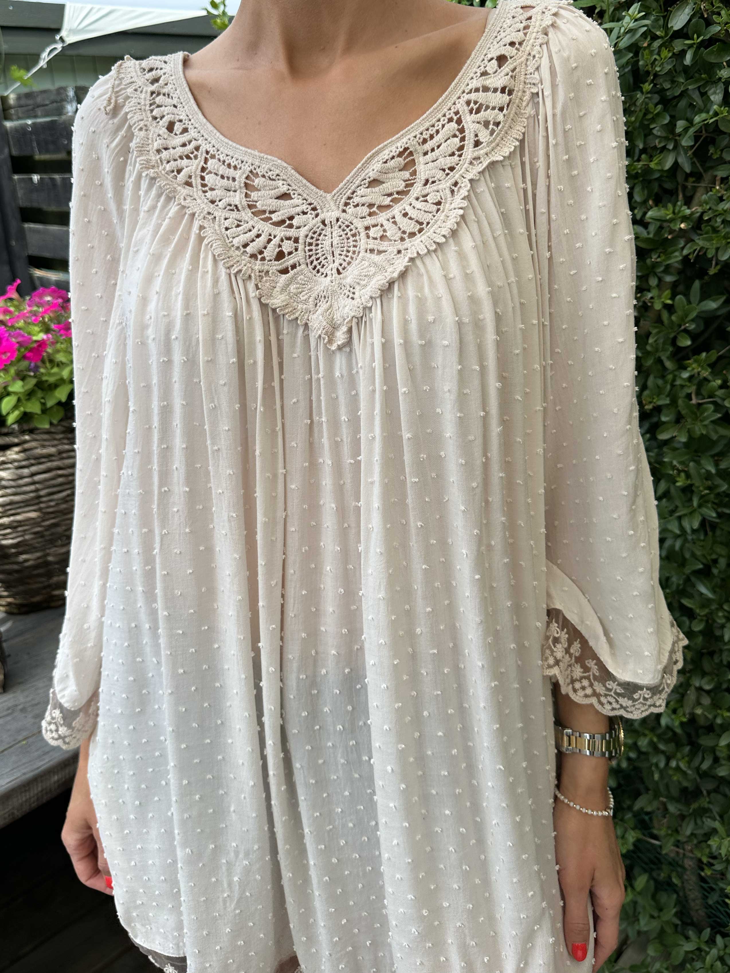 Benedicte - Söt tunika med broderade detaljer och spets