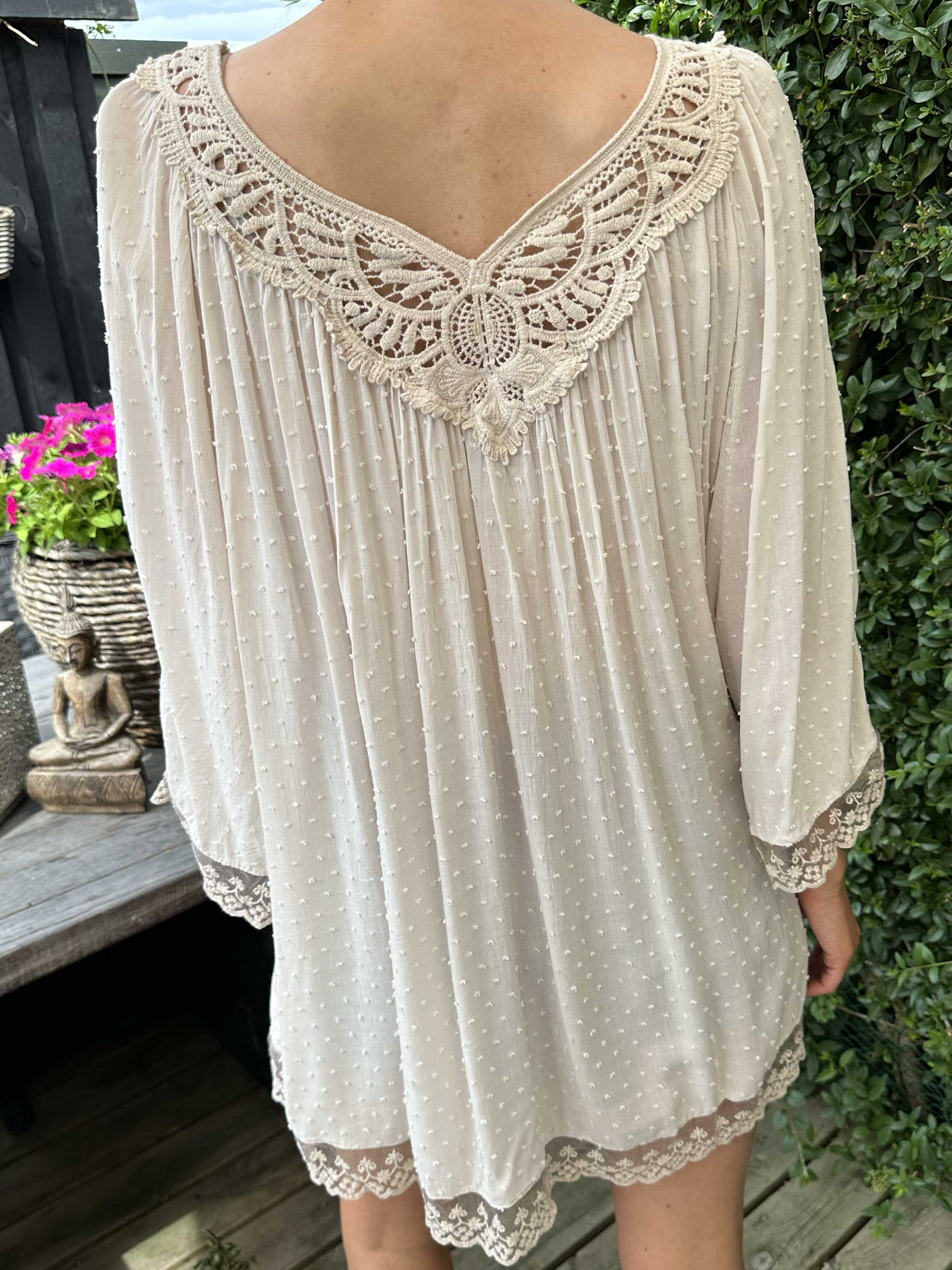 Benedicte - Söt tunika med broderade detaljer och spets