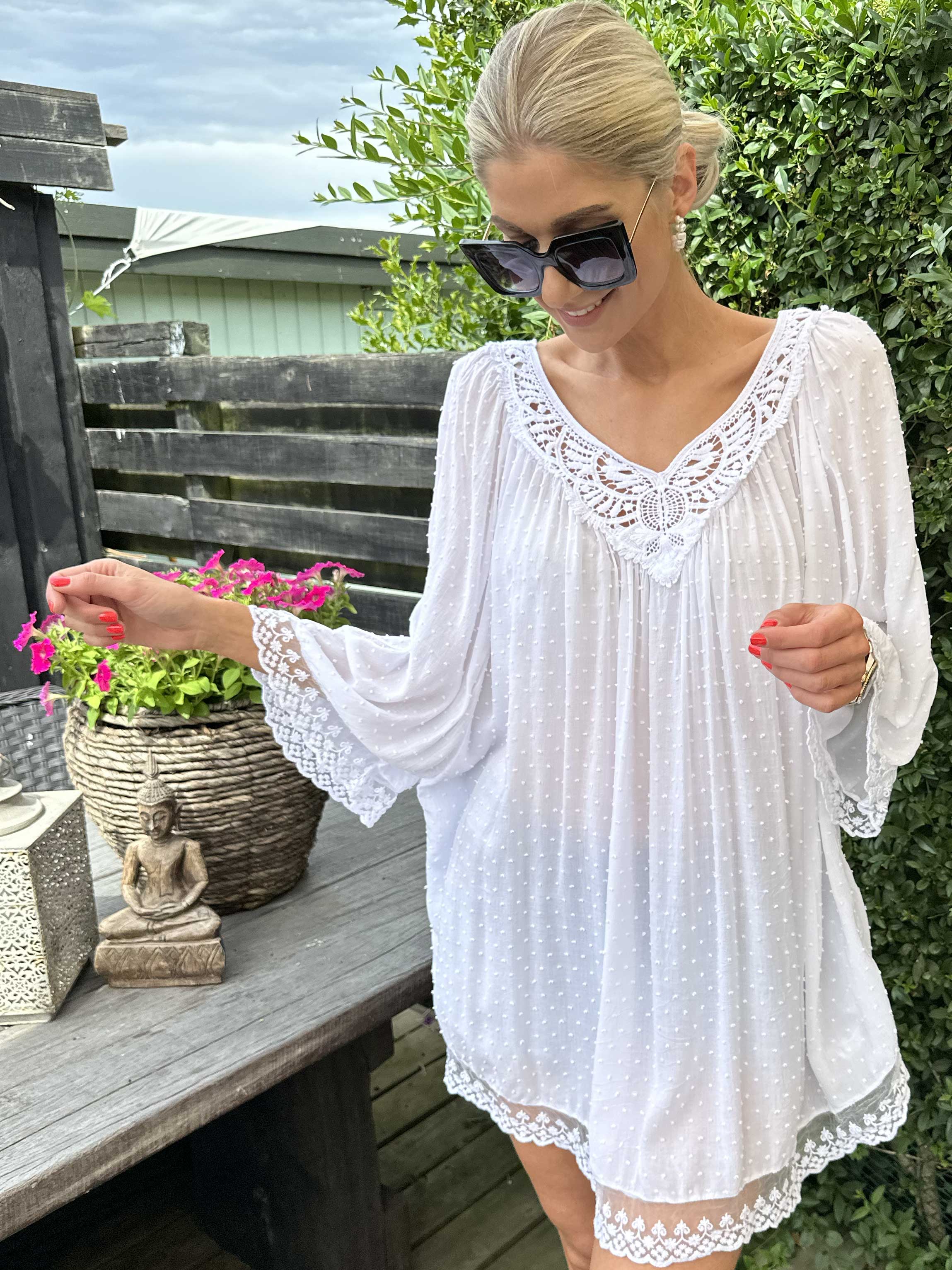 Benedicte - Söt tunika med broderade detaljer och spets