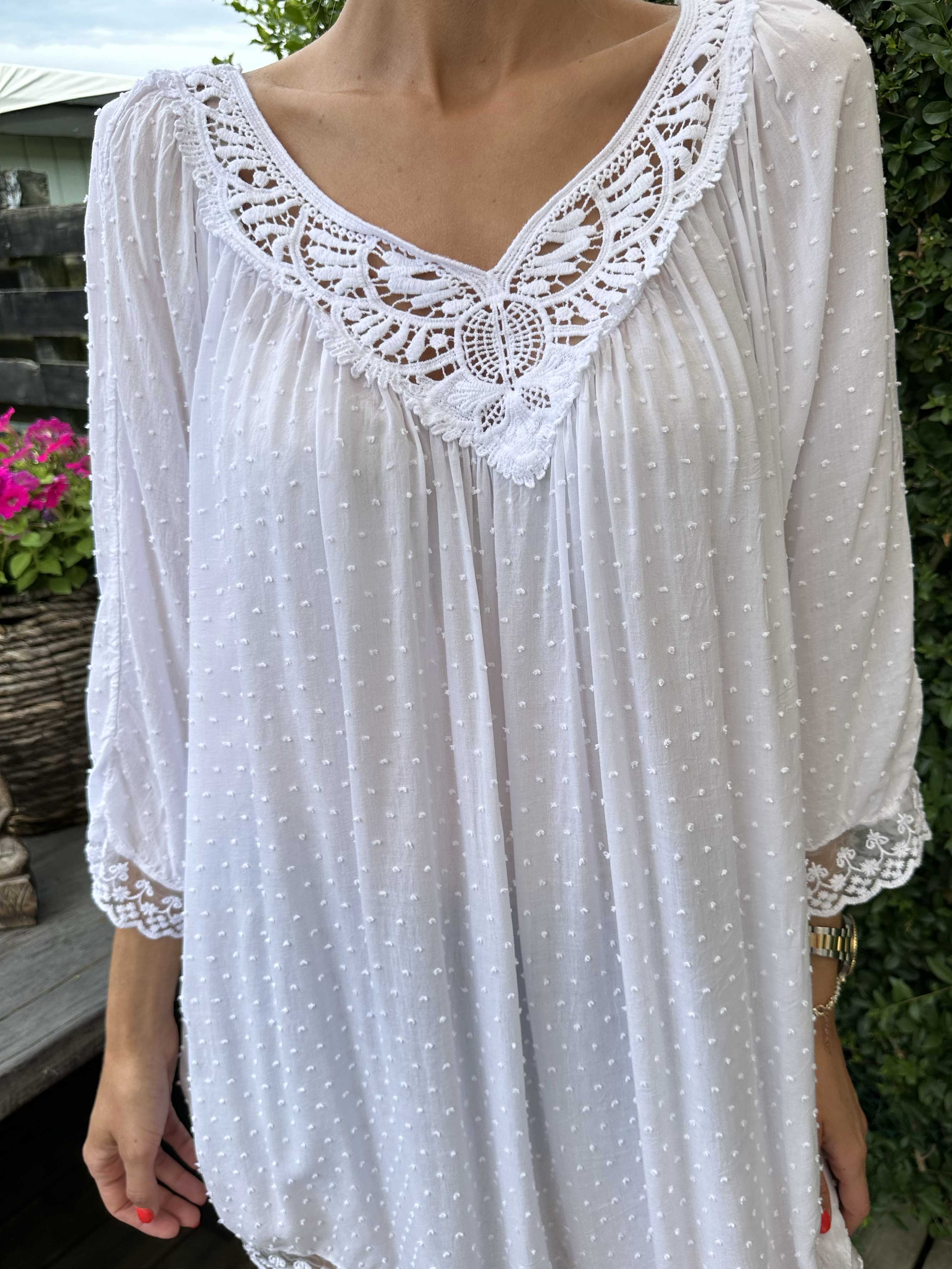 Benedicte - Söt tunika med broderade detaljer och spets