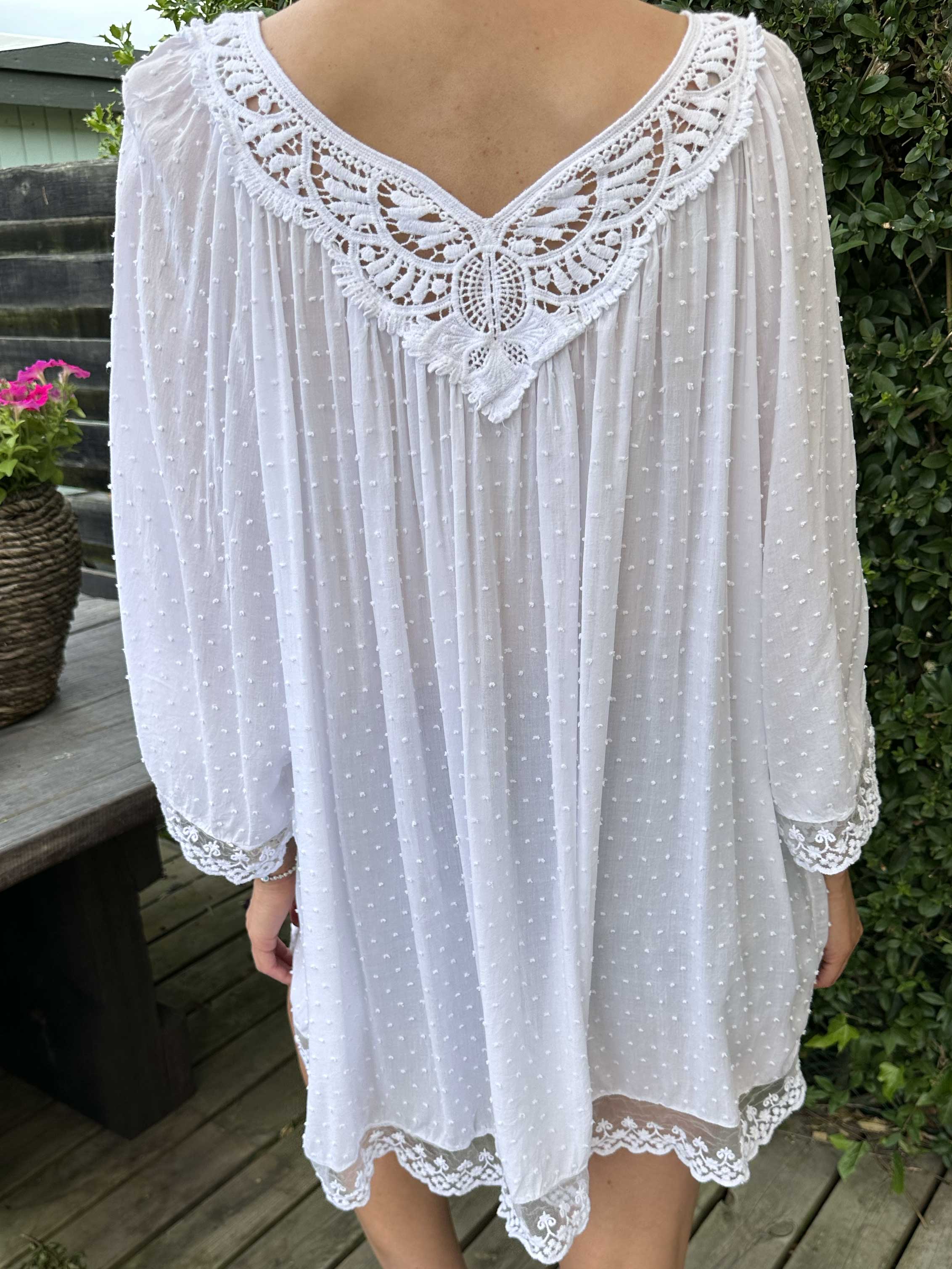 Benedicte - Söt tunika med broderade detaljer och spets