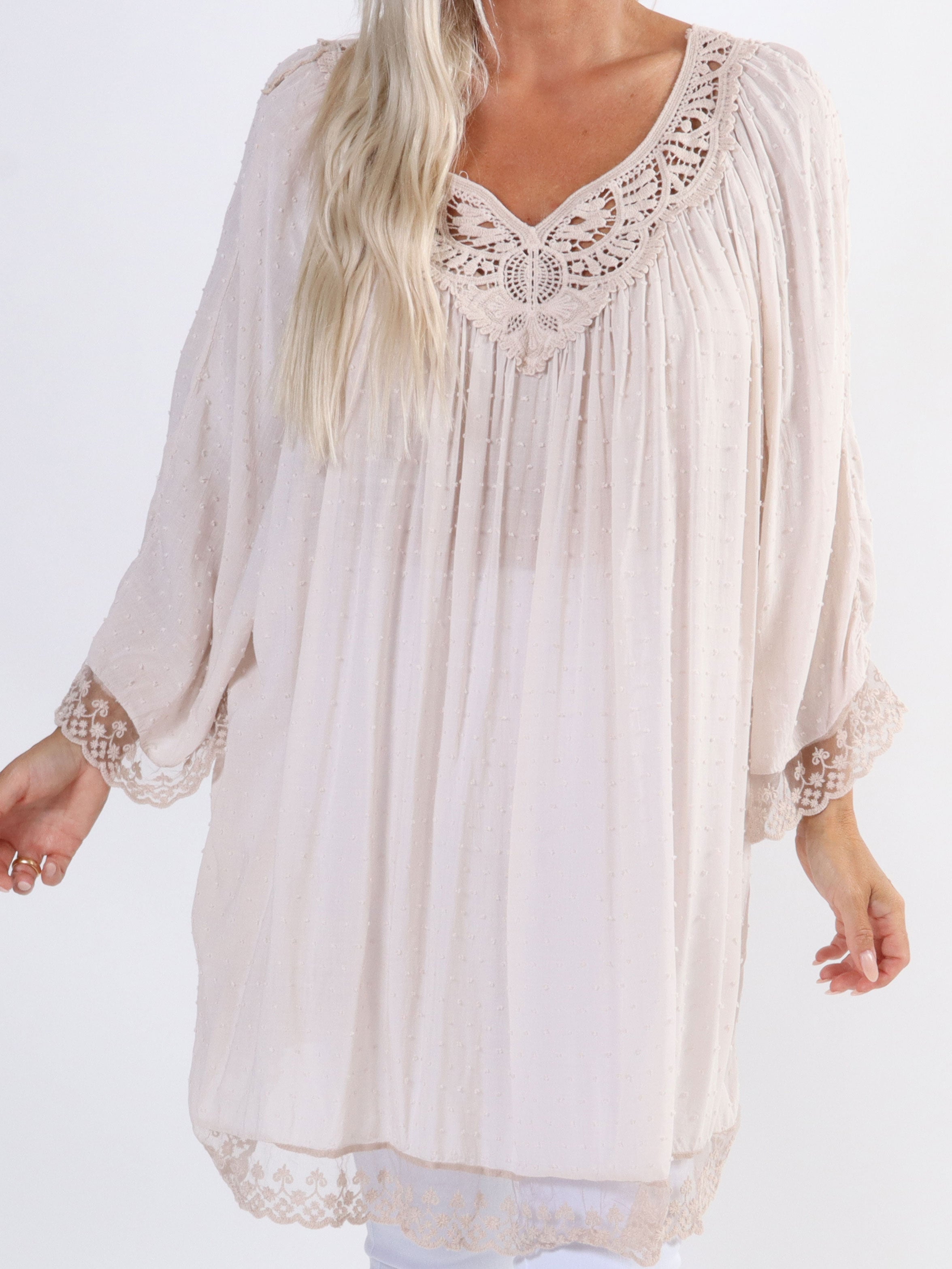 Benedicte - Söt tunika i plus size med broderade detaljer och spets