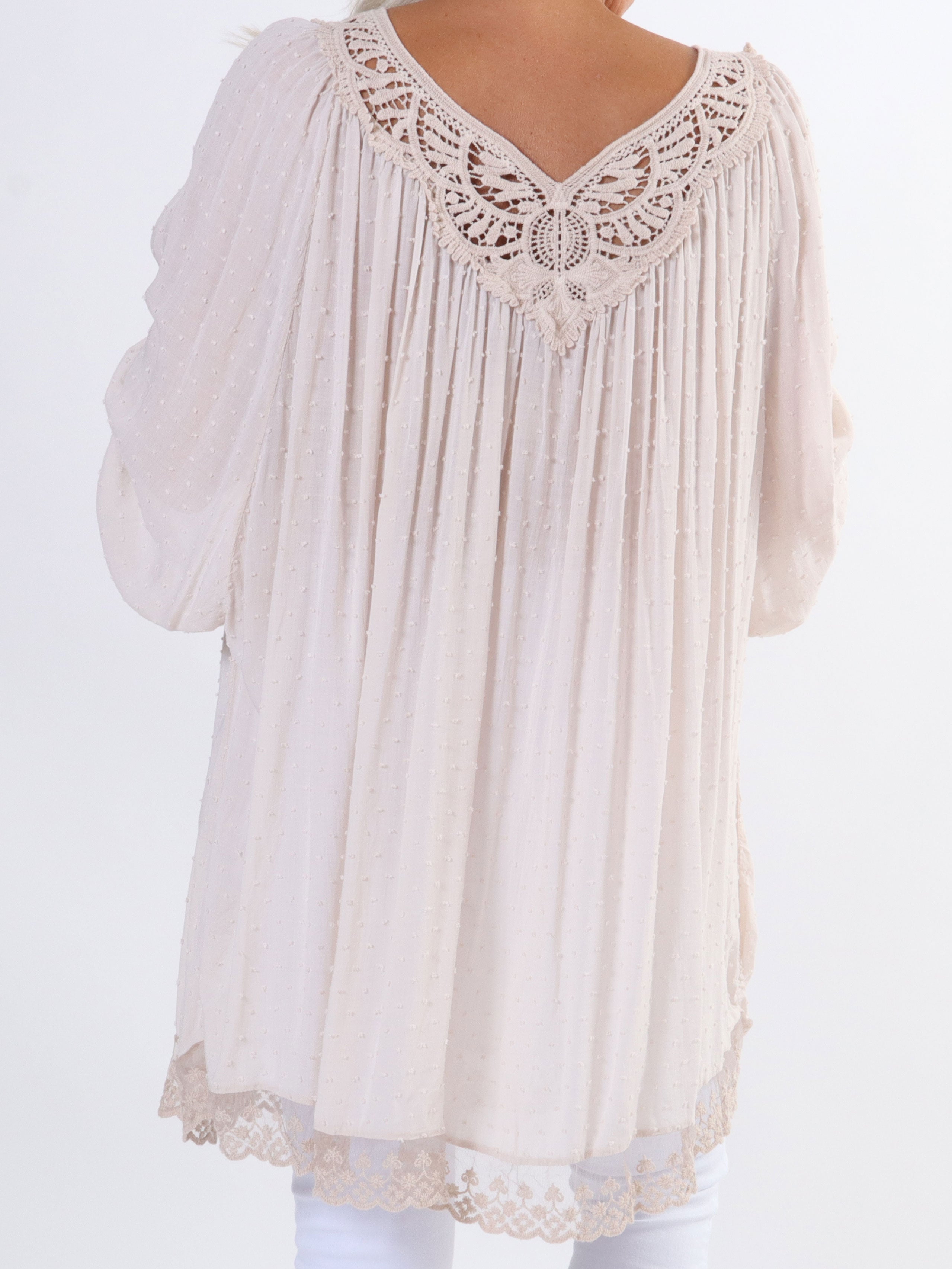 Benedicte - Söt tunika i plus size med broderade detaljer och spets