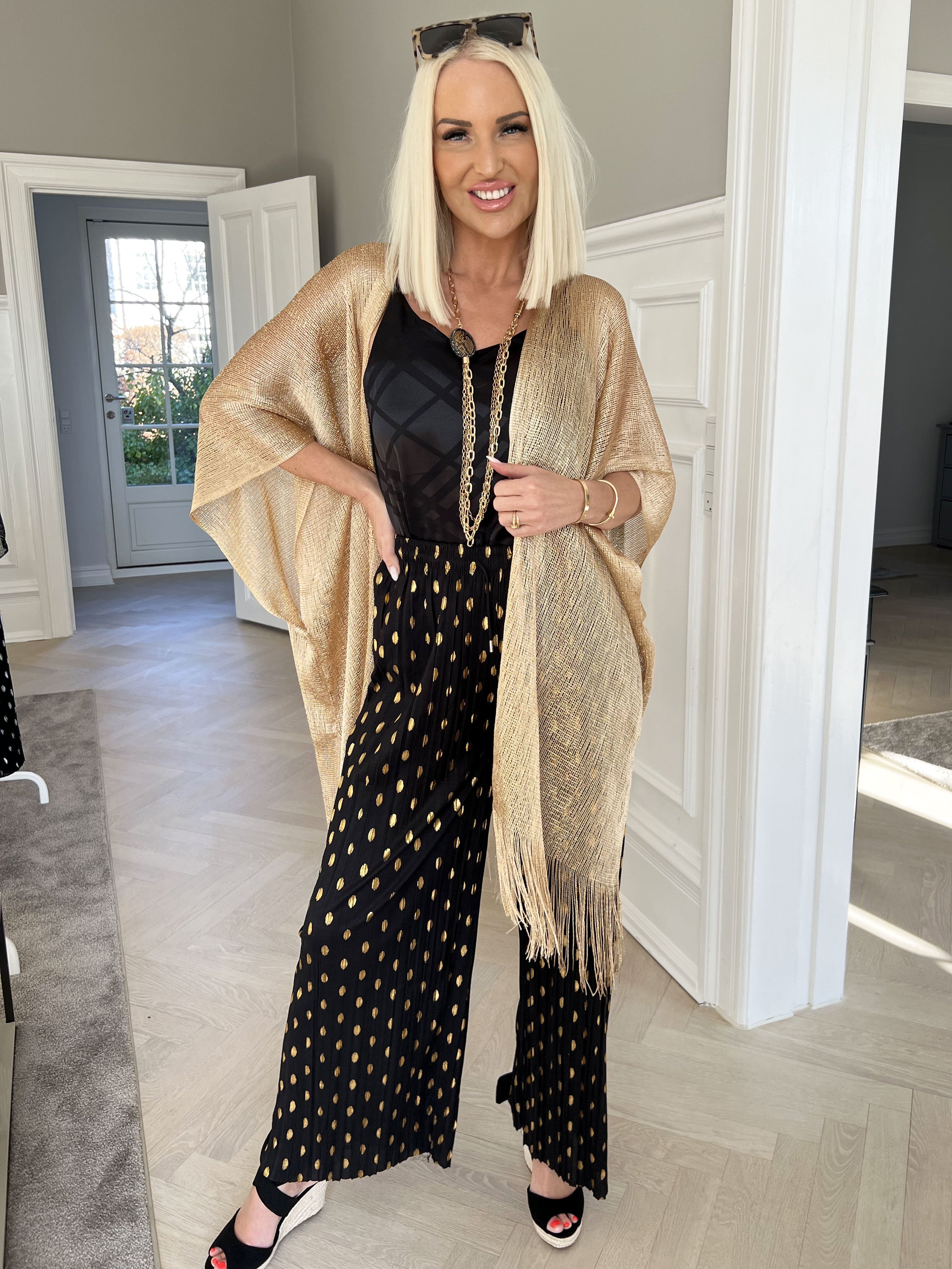 Betti - Vacker sjal i viskos med glimmertrådar och fransar