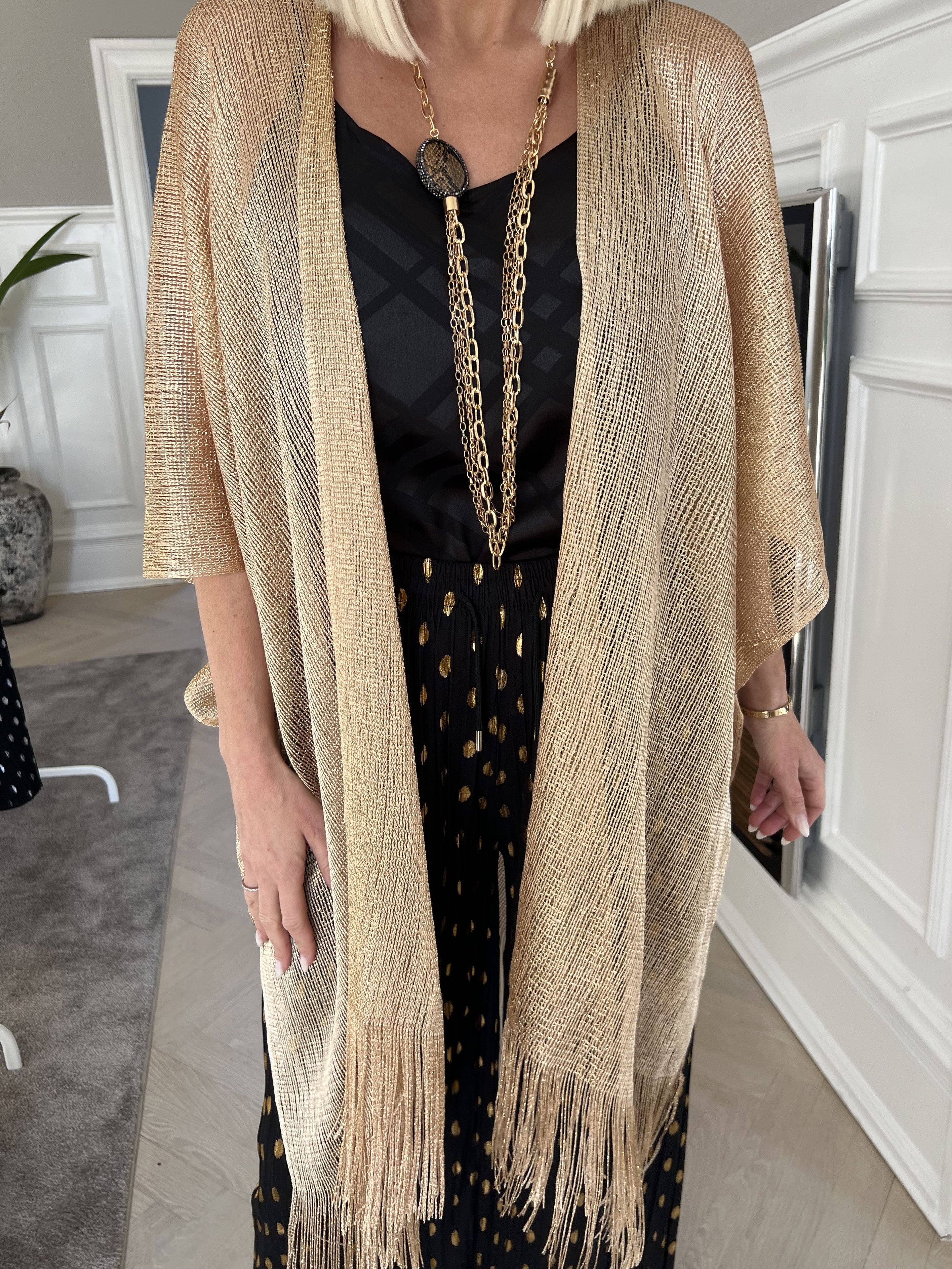 Betti - Vacker sjal i viskos med glimmertrådar och fransar