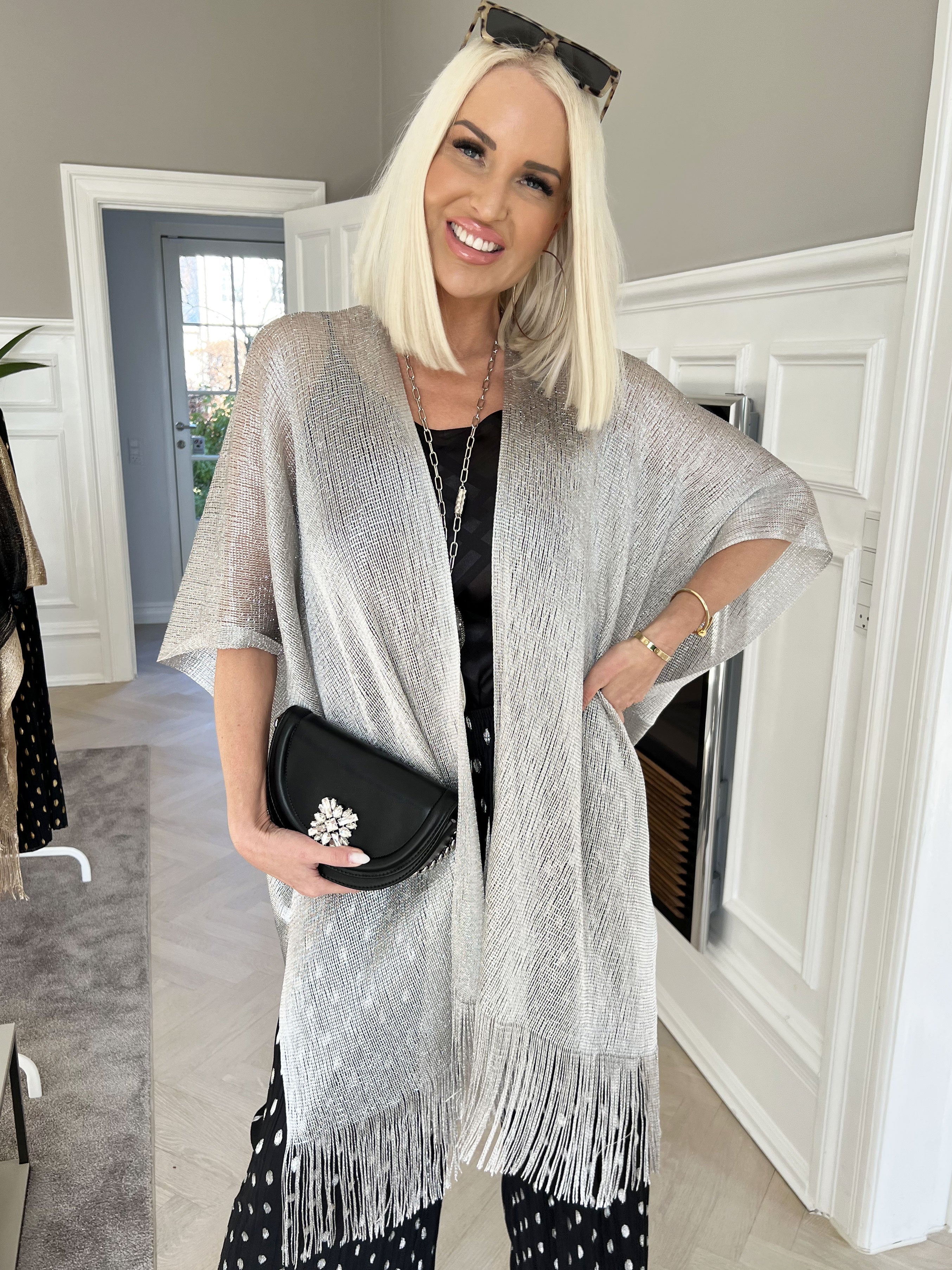 Betti - Vacker sjal i viskos med glimmertrådar och fransar