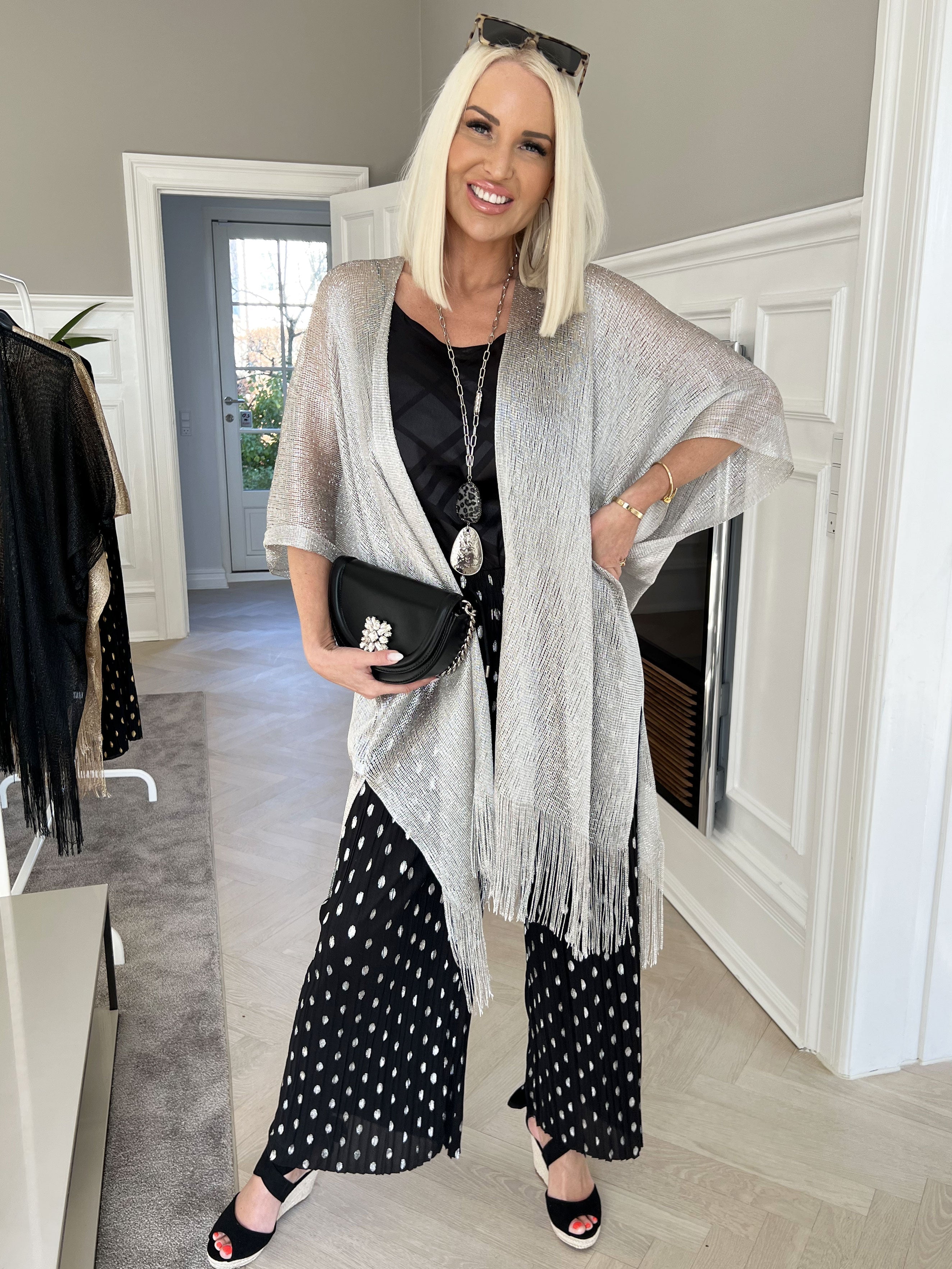 Betti - Vacker sjal i viskos med glimmertrådar och fransar