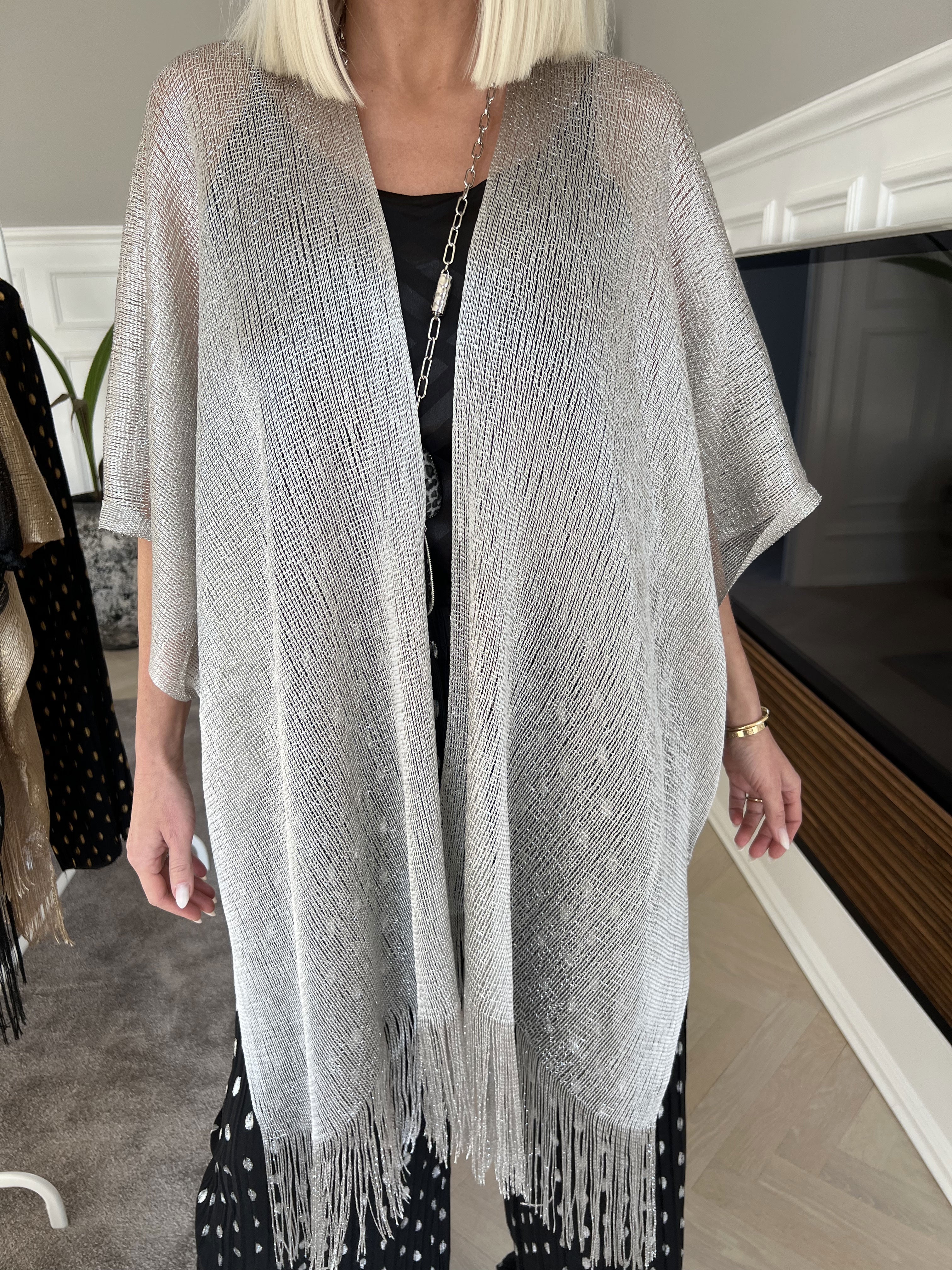 Betti - Vacker sjal i viskos med glimmertrådar och fransar