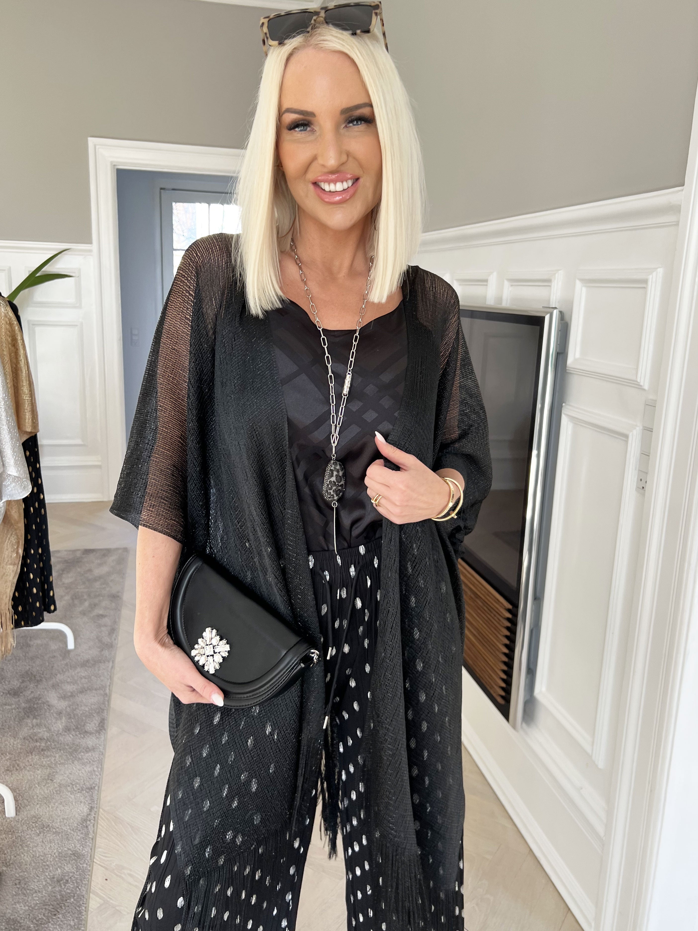 Betti - Vacker sjal i viskos med glimmertrådar och fransar