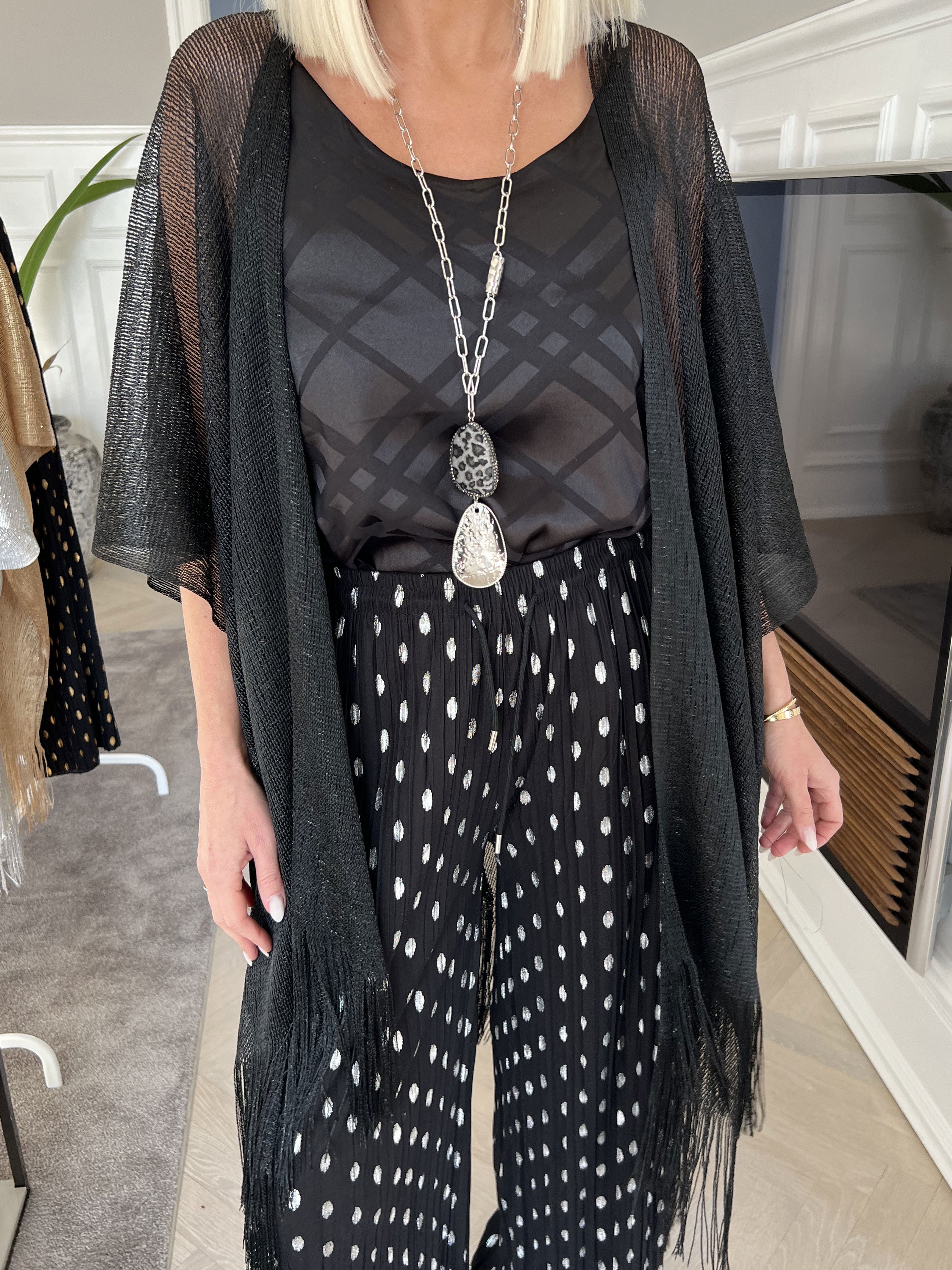 Betti - Vacker sjal i viskos med glimmertrådar och fransar