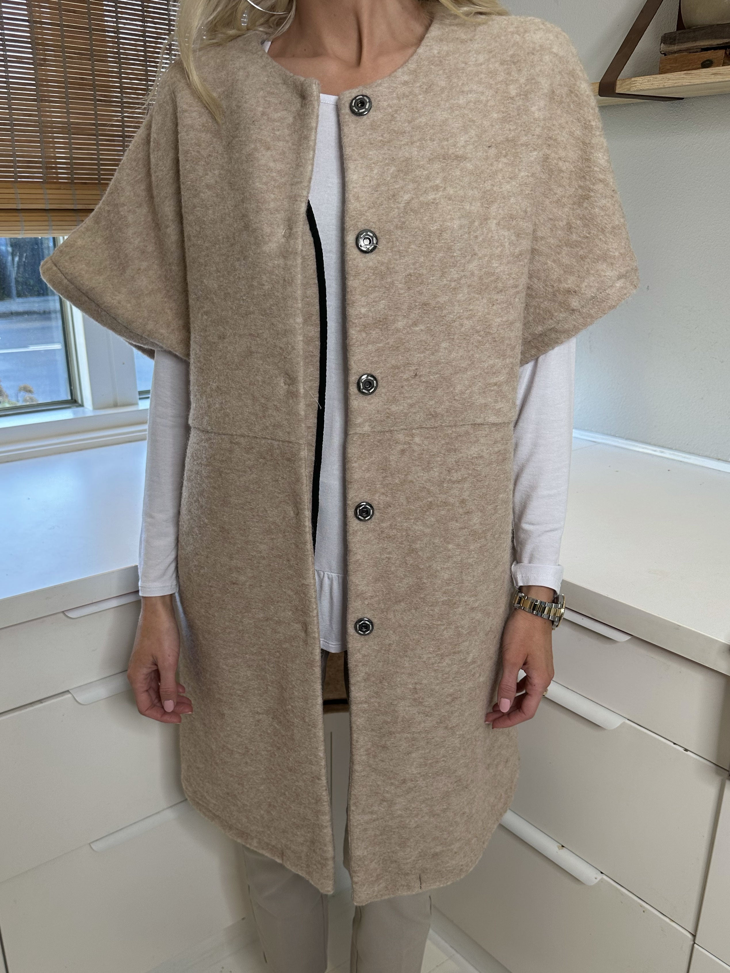 Bianca - Mjuk varm väst med knappar - Beige