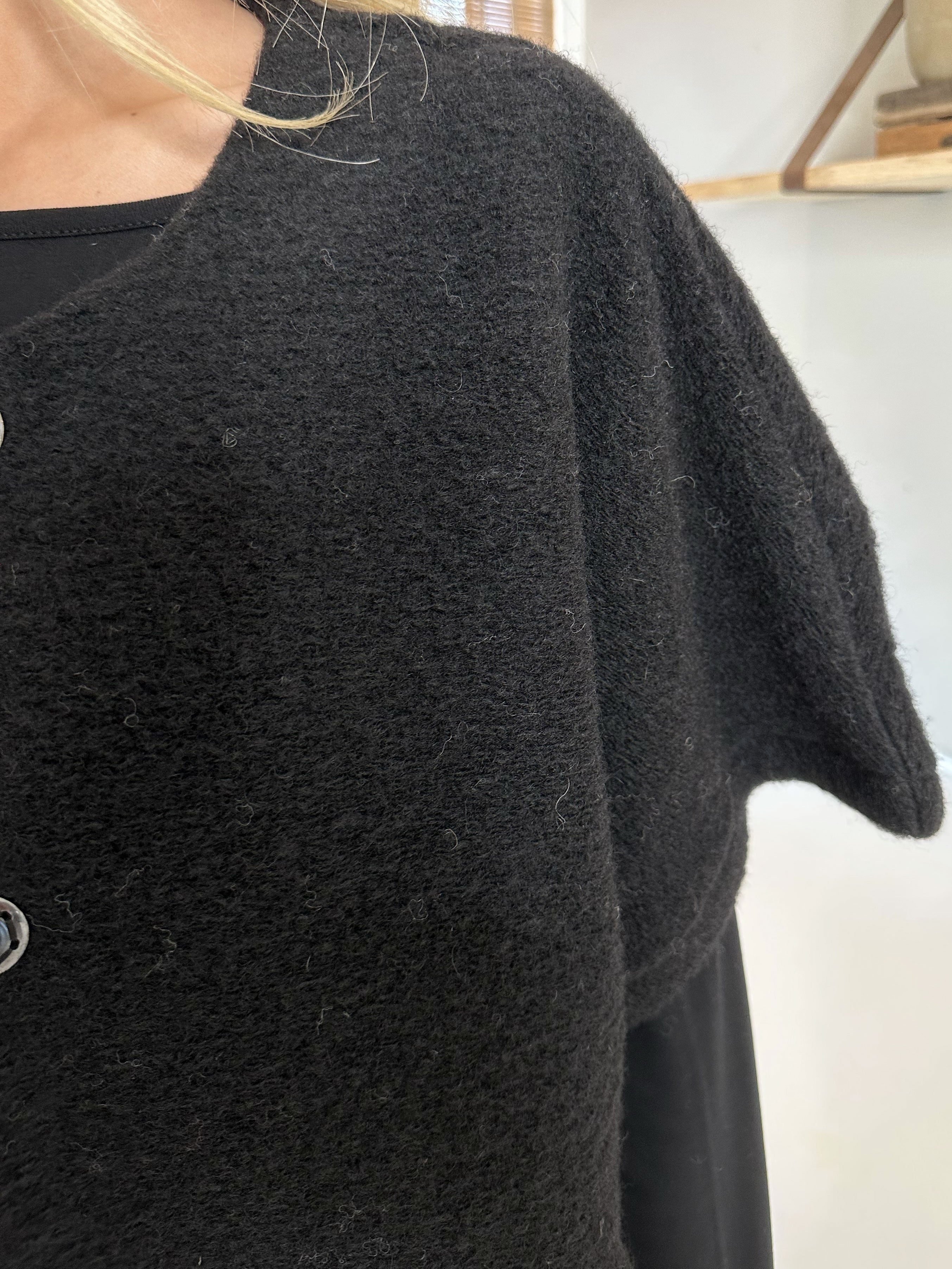 Bianca - Mjuk varm väst med knappar - Black