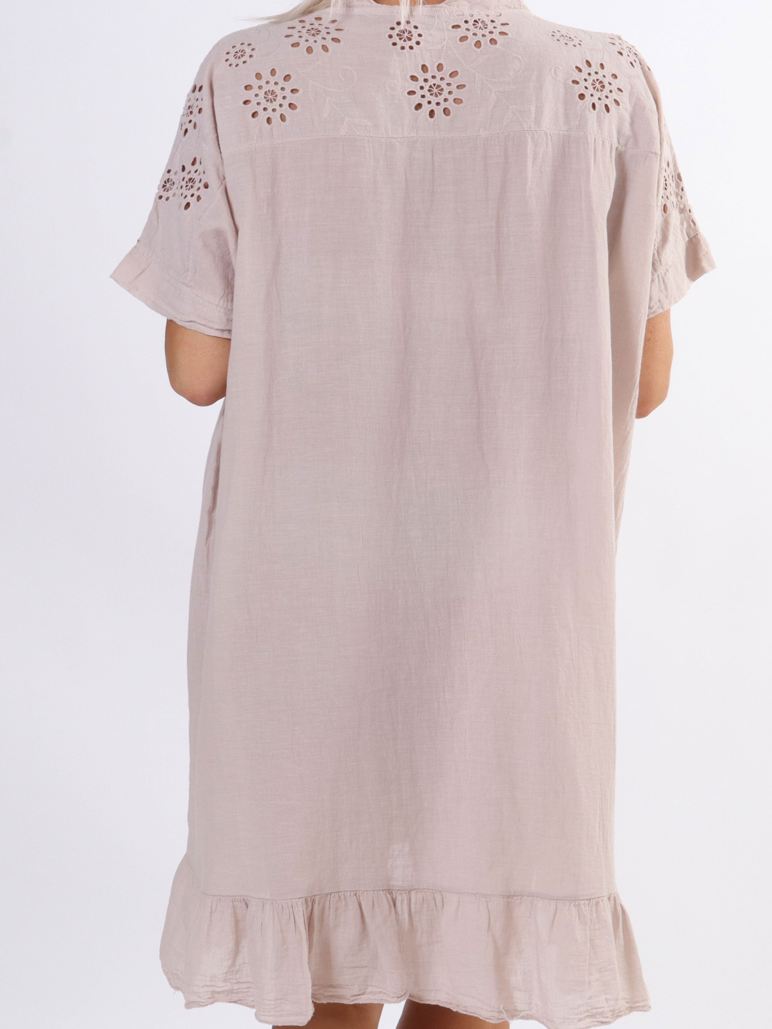 Bine - Enkel klänning i stora storlekar med broderi anglaise - Beige