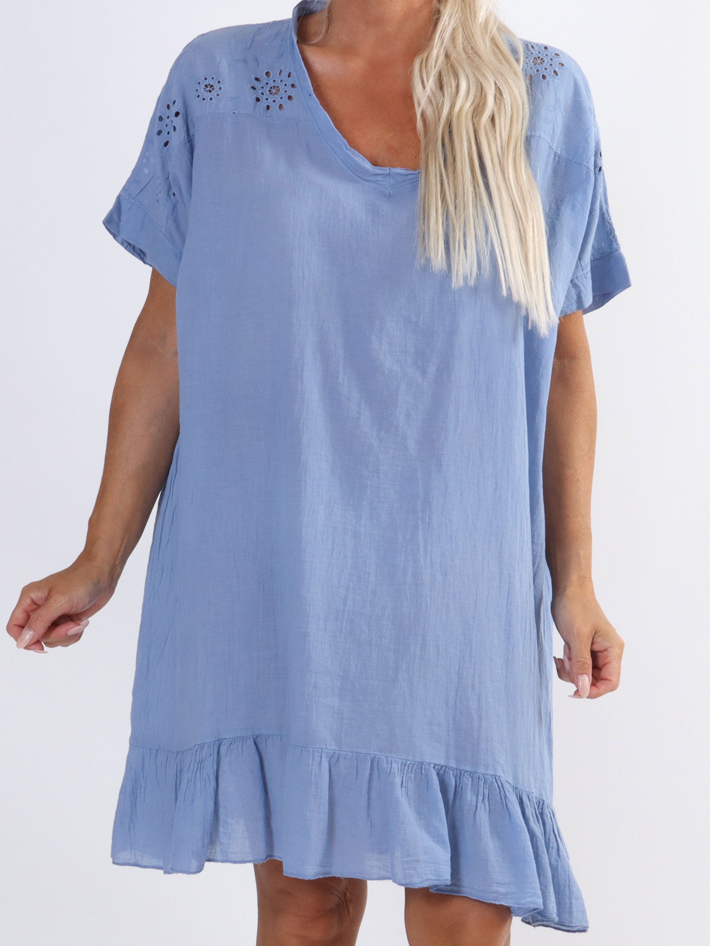 Bine - Enkel klänning i stora storlekar med broderi anglaise - Black