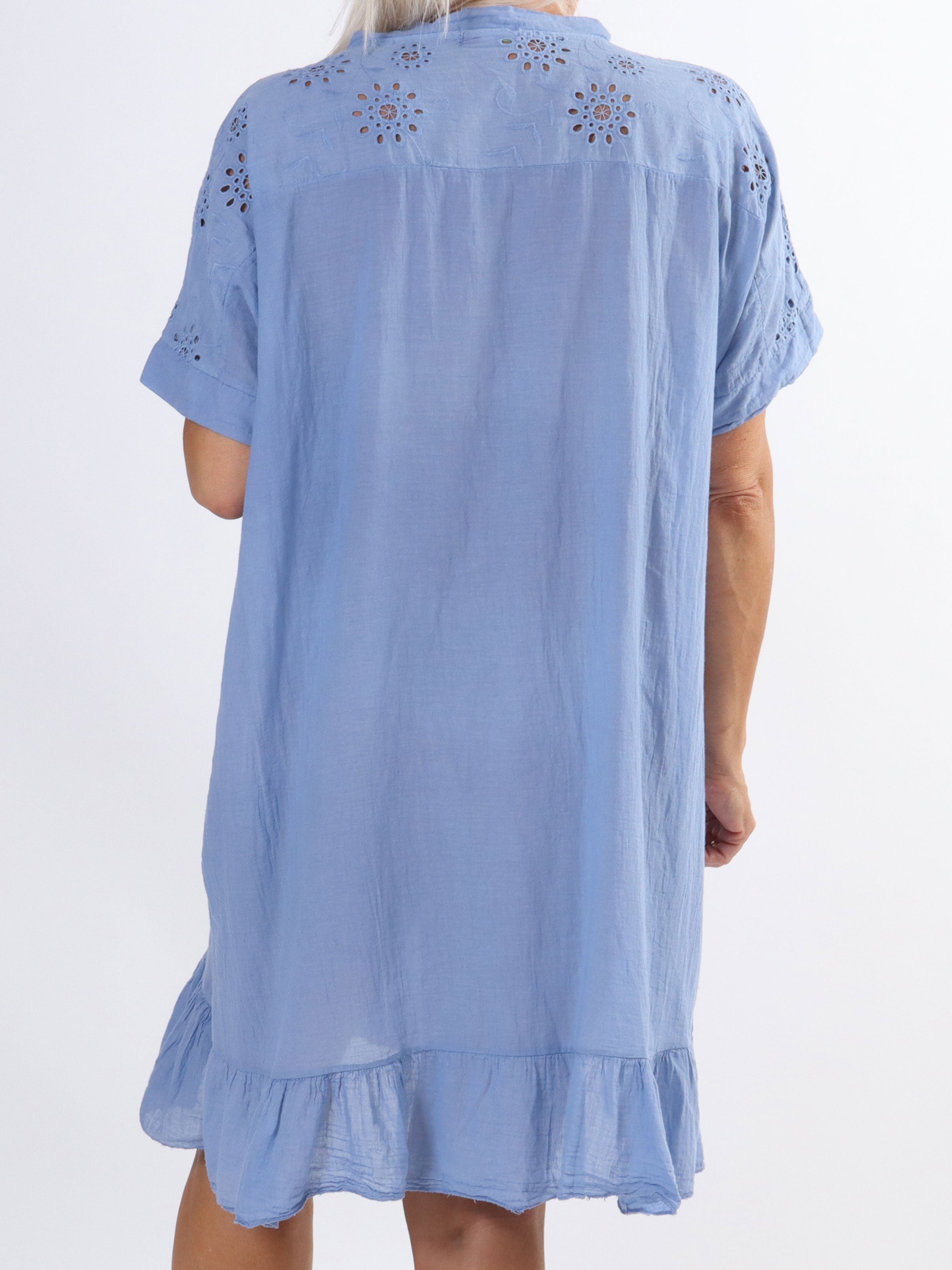 Bine - Enkel klänning i stora storlekar med broderi anglaise