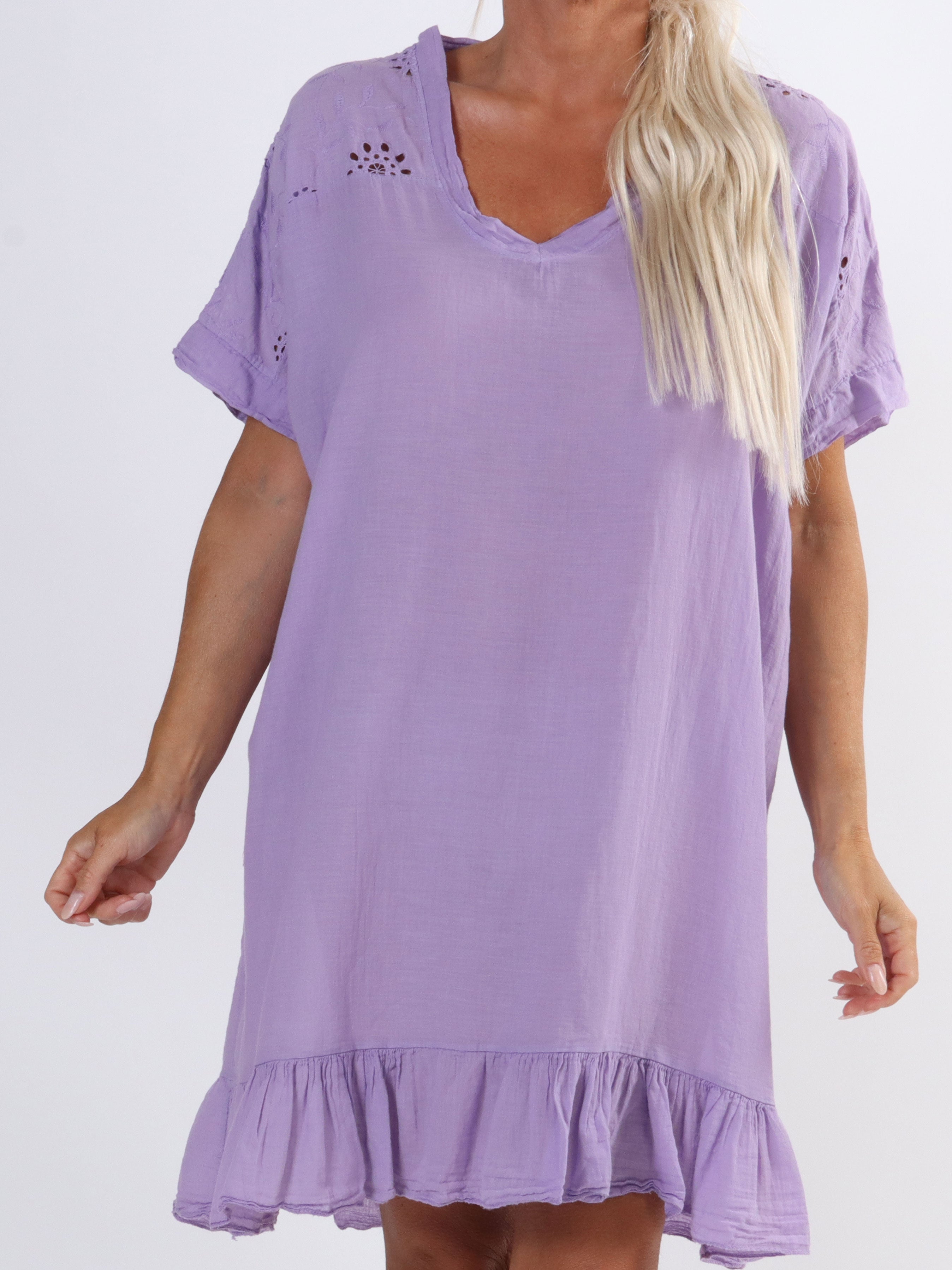 Bine - Enkel klänning i stora storlekar med broderi anglaise