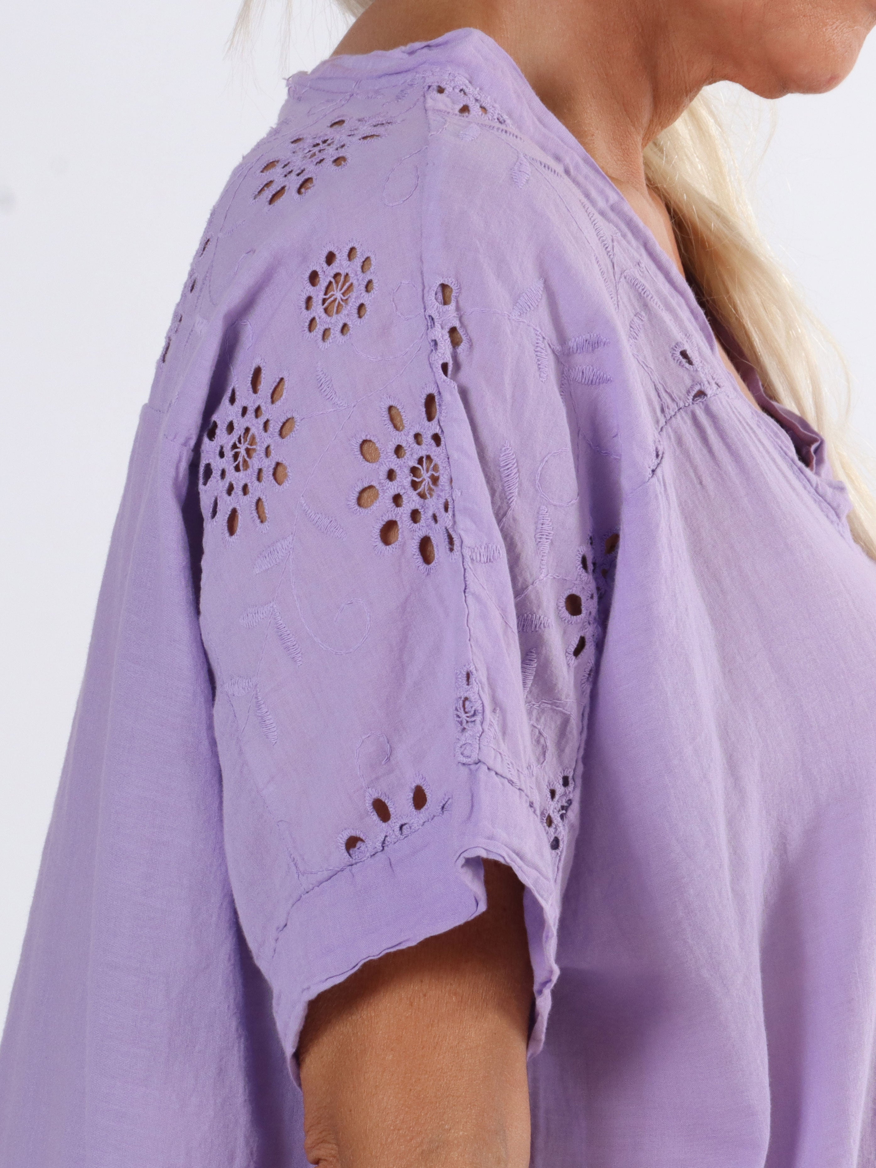 Bine - Enkel klänning i stora storlekar med broderi anglaise