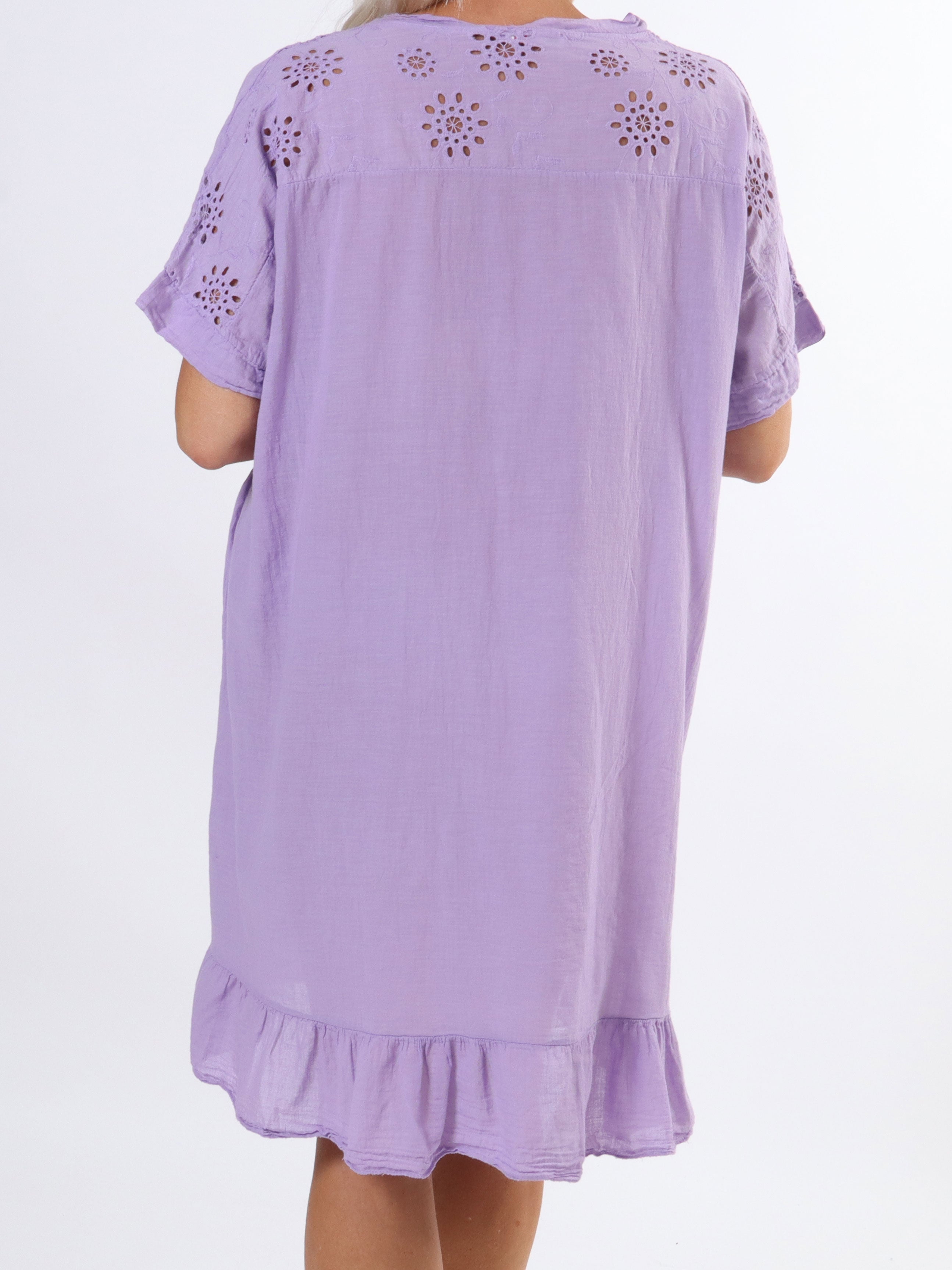 Bine - Enkel klänning i stora storlekar med broderi anglaise