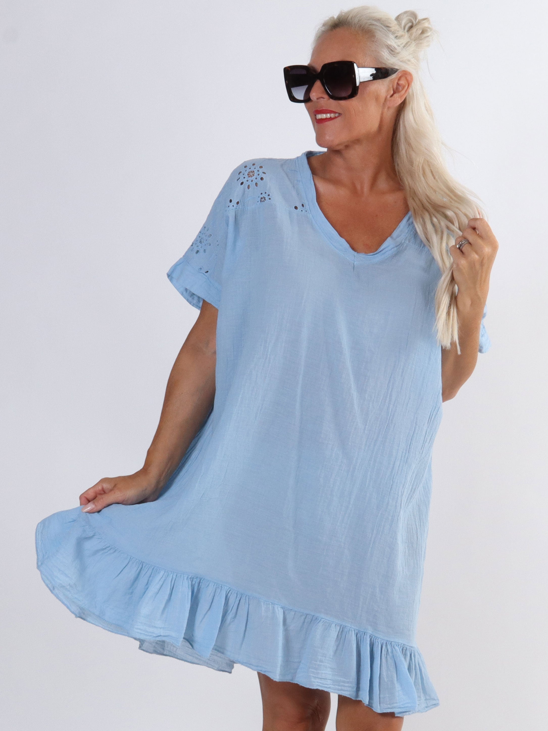 Bine - Enkel klänning i stora storlekar med broderi anglaise