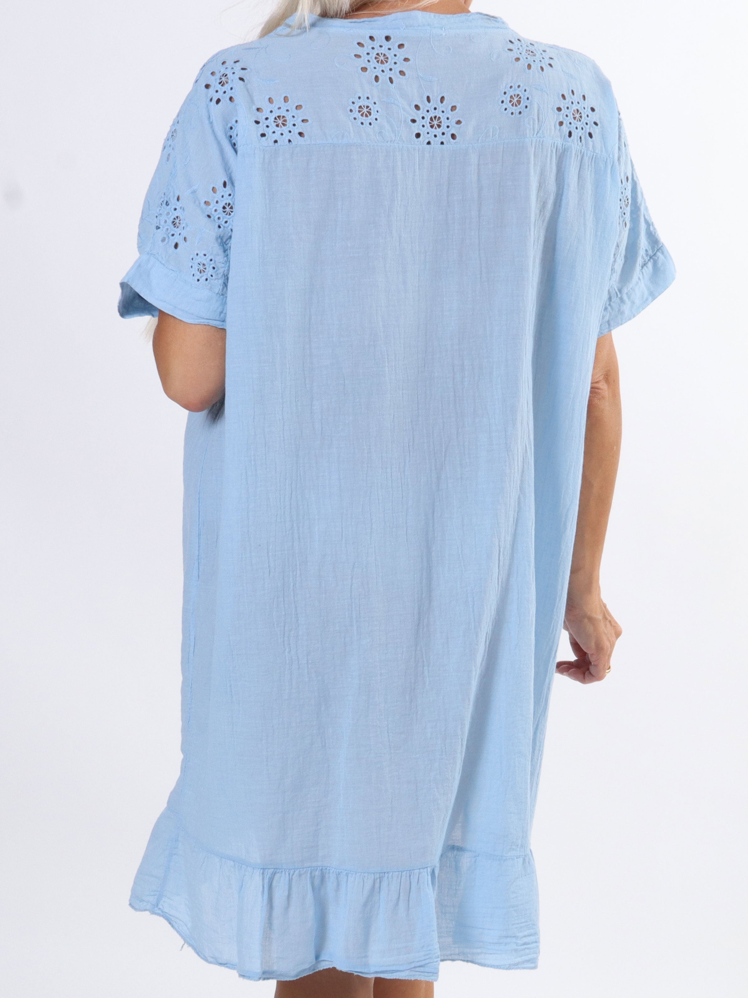 Bine - Enkel klänning i stora storlekar med broderi anglaise