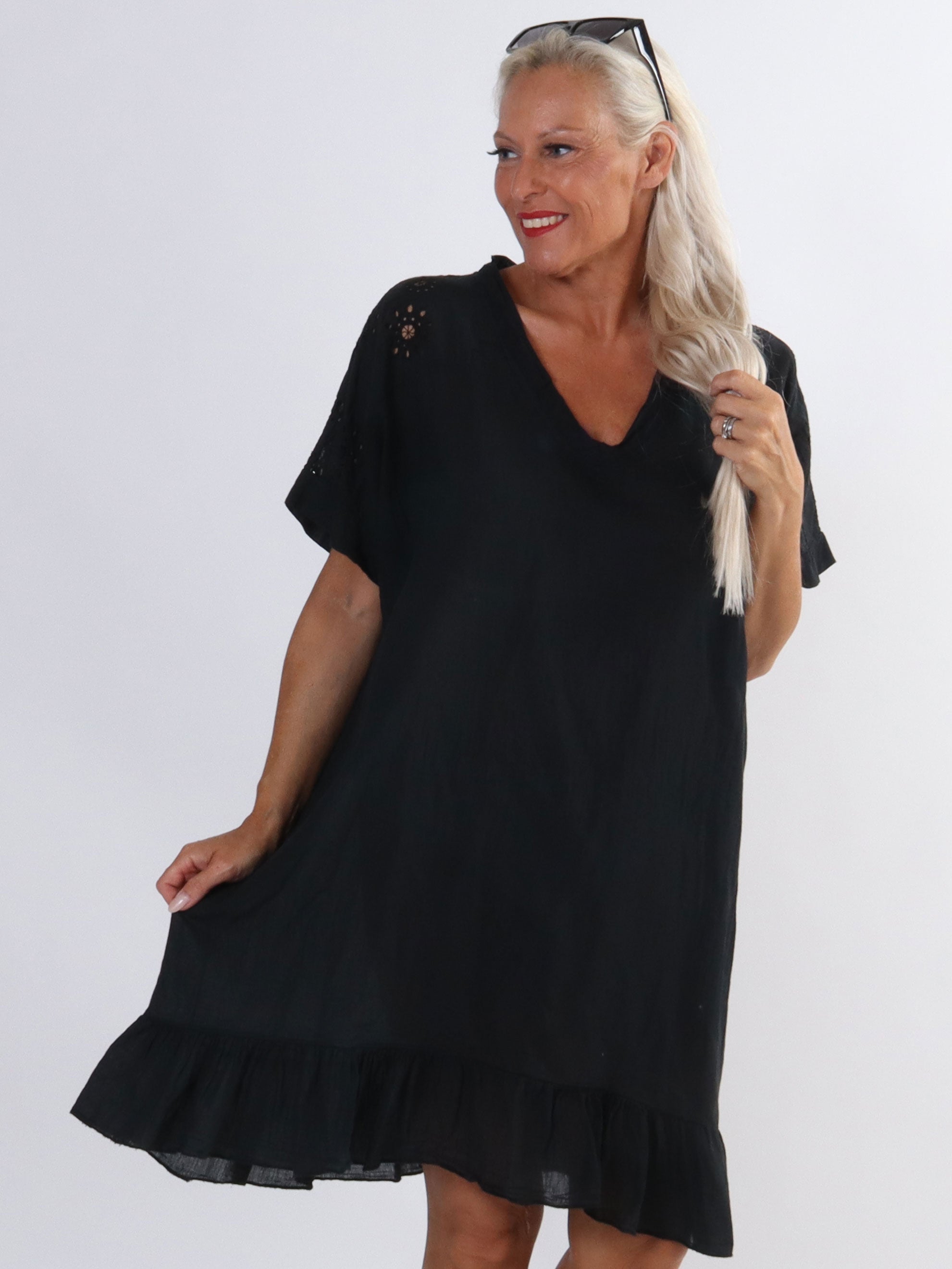 Bine - Enkel klänning i stora storlekar med broderi anglaise