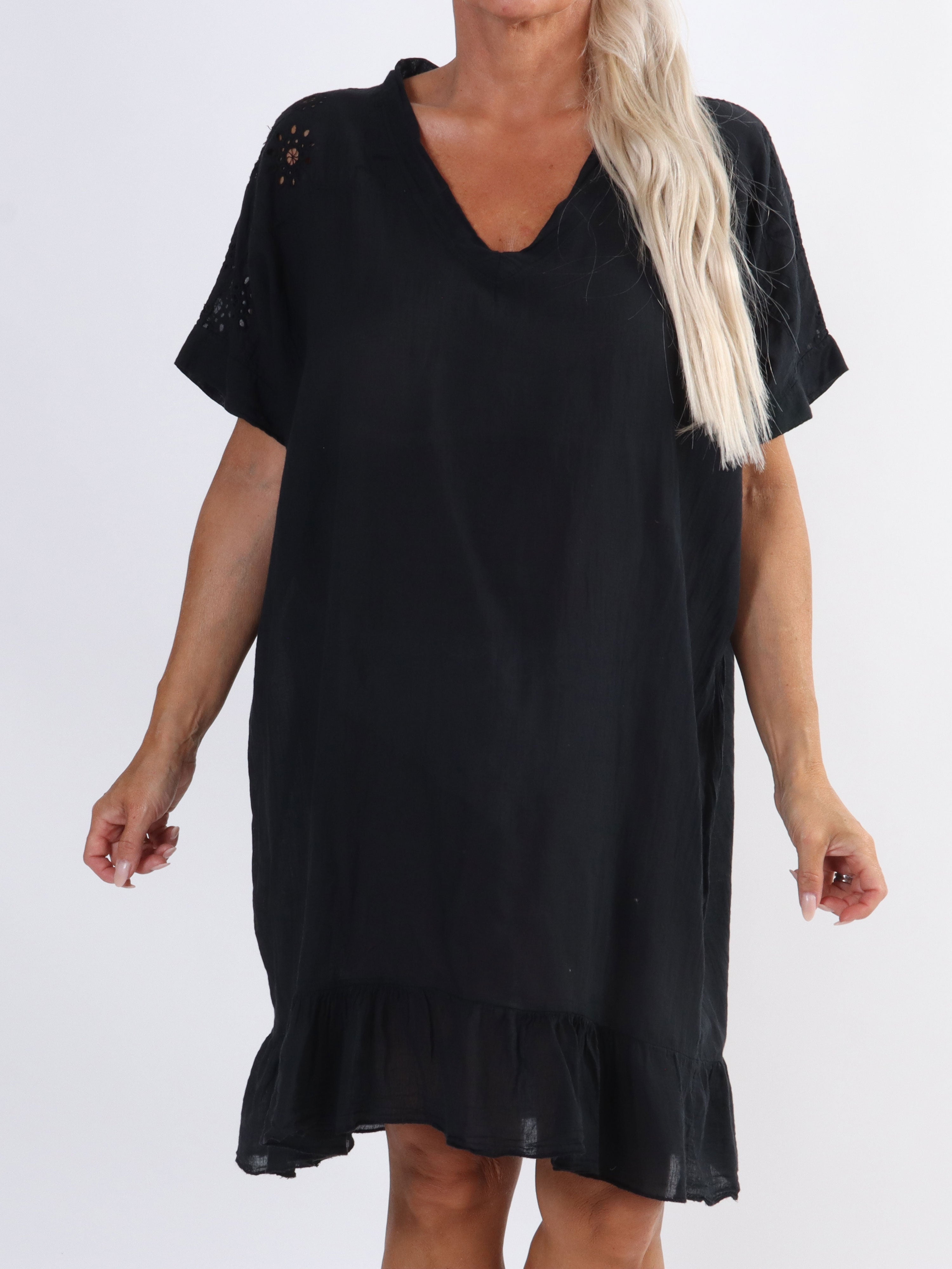 Bine - Enkel klänning i stora storlekar med broderi anglaise