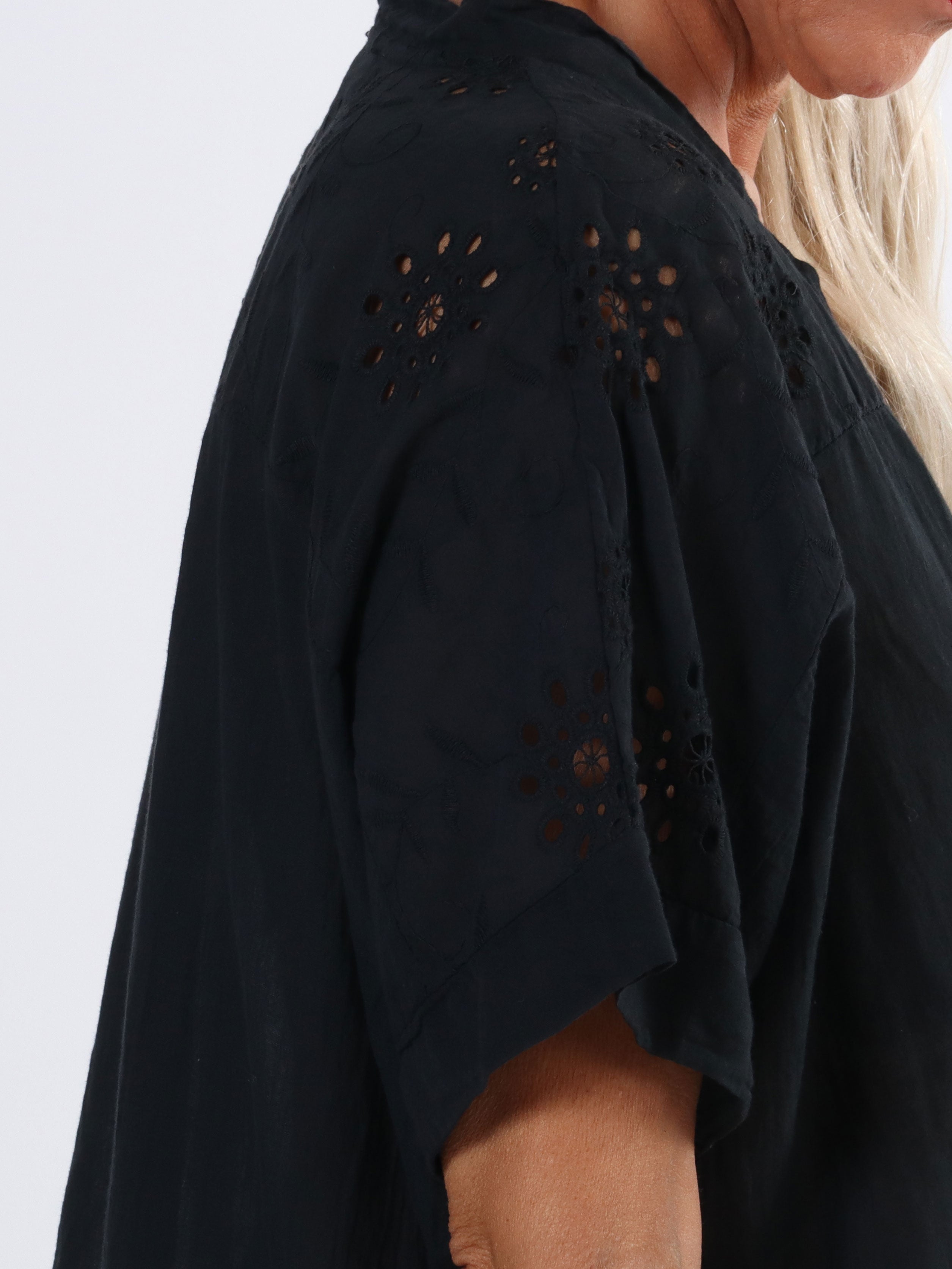 Bine - Enkel klänning i stora storlekar med broderi anglaise