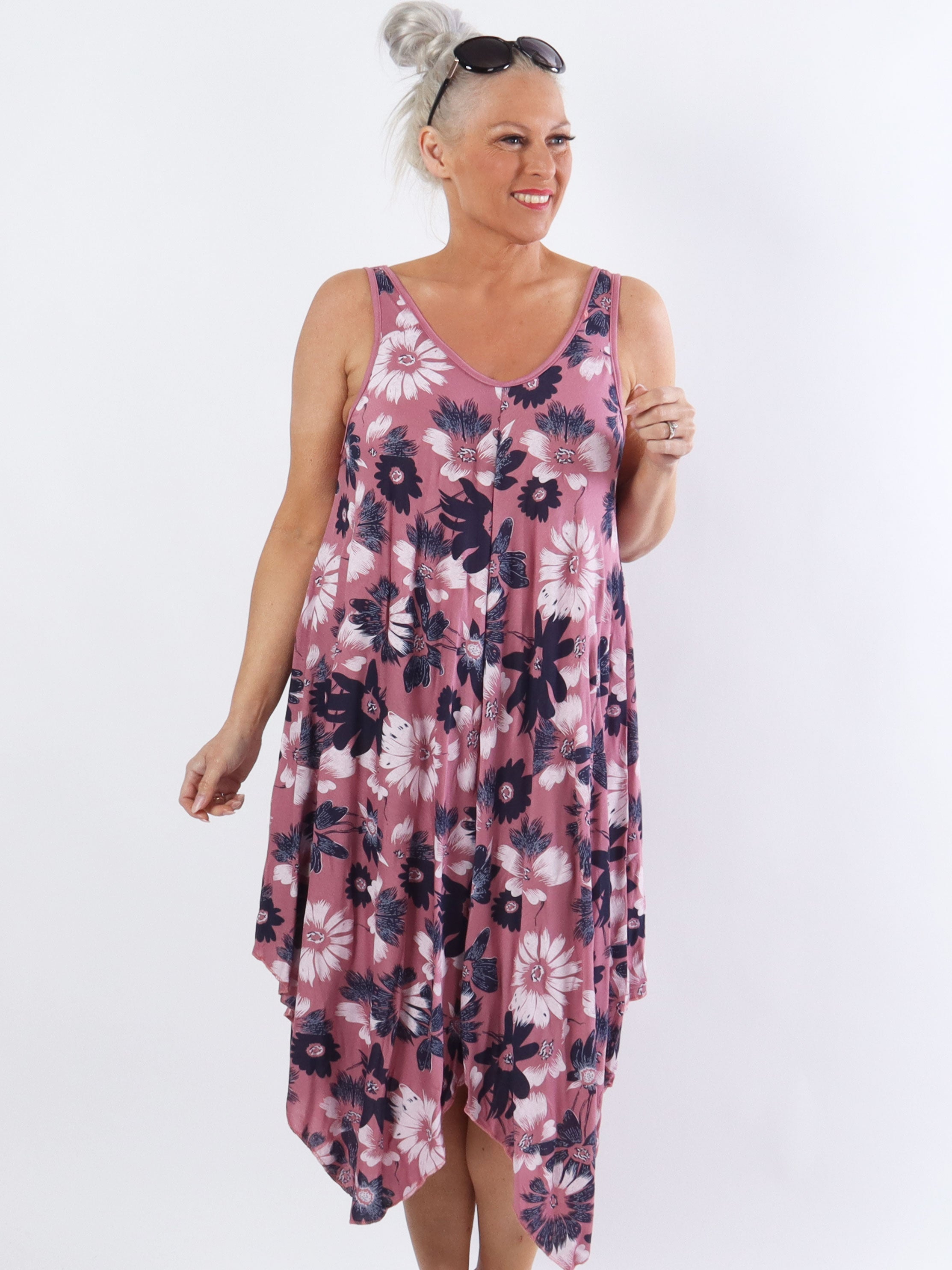 Blair - Luftig klänning i viskos plus size med blommigt tryck - Black