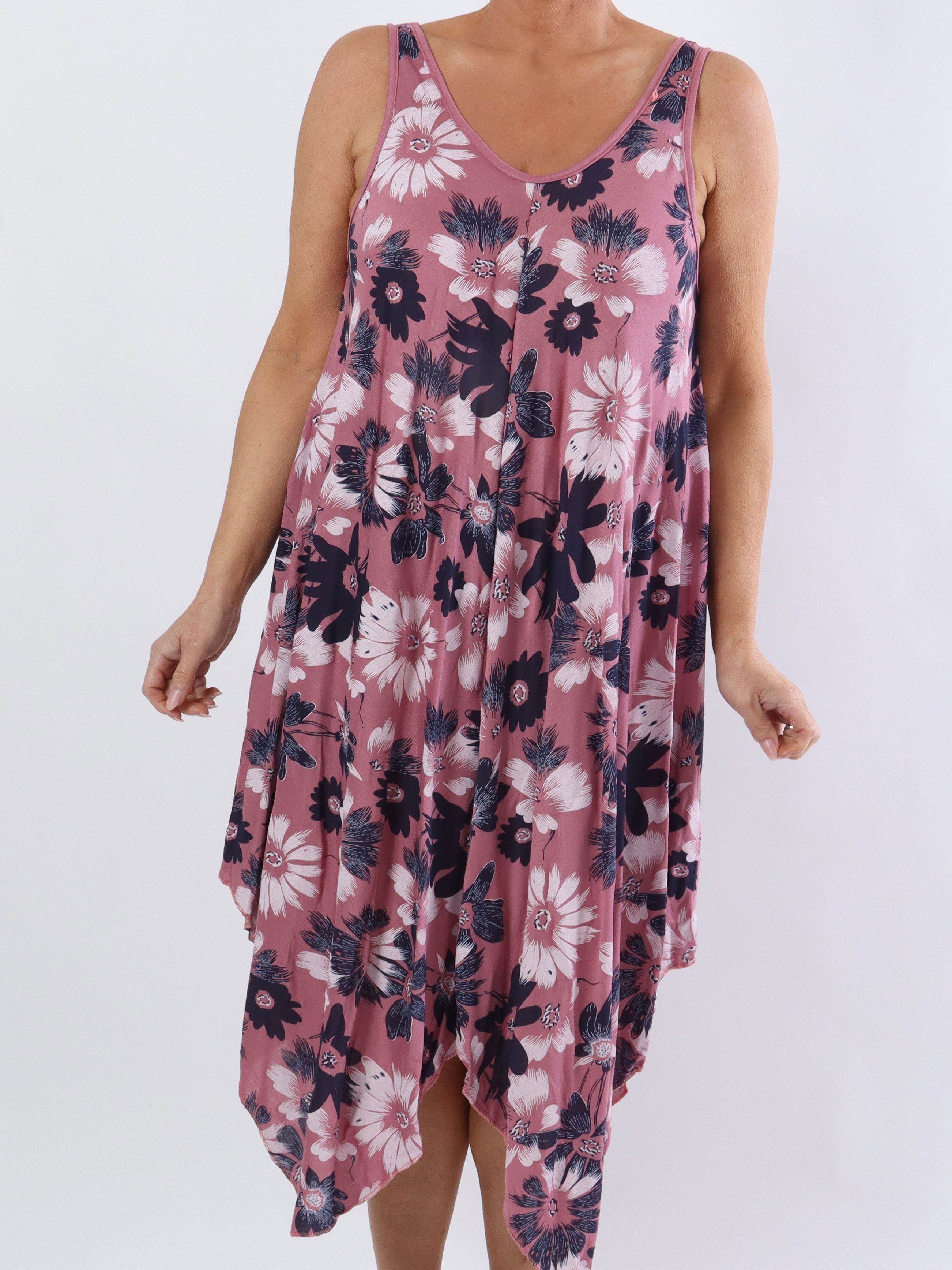 Blair - Luftig klänning i viskos plus size med blommigt tryck - Fusia