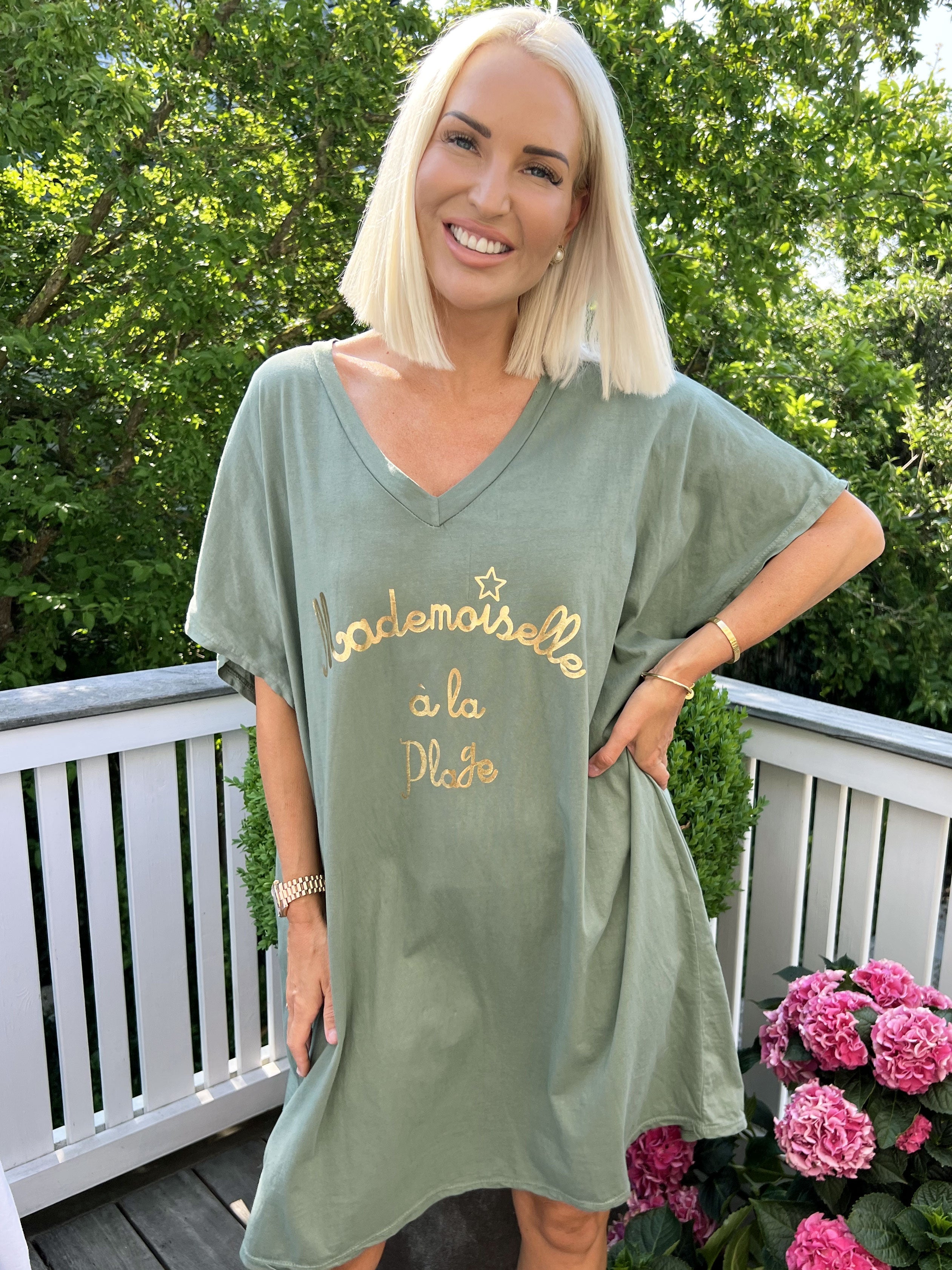 Bree - T-shirtklänning i bomull med guldtext på framsidan - Army