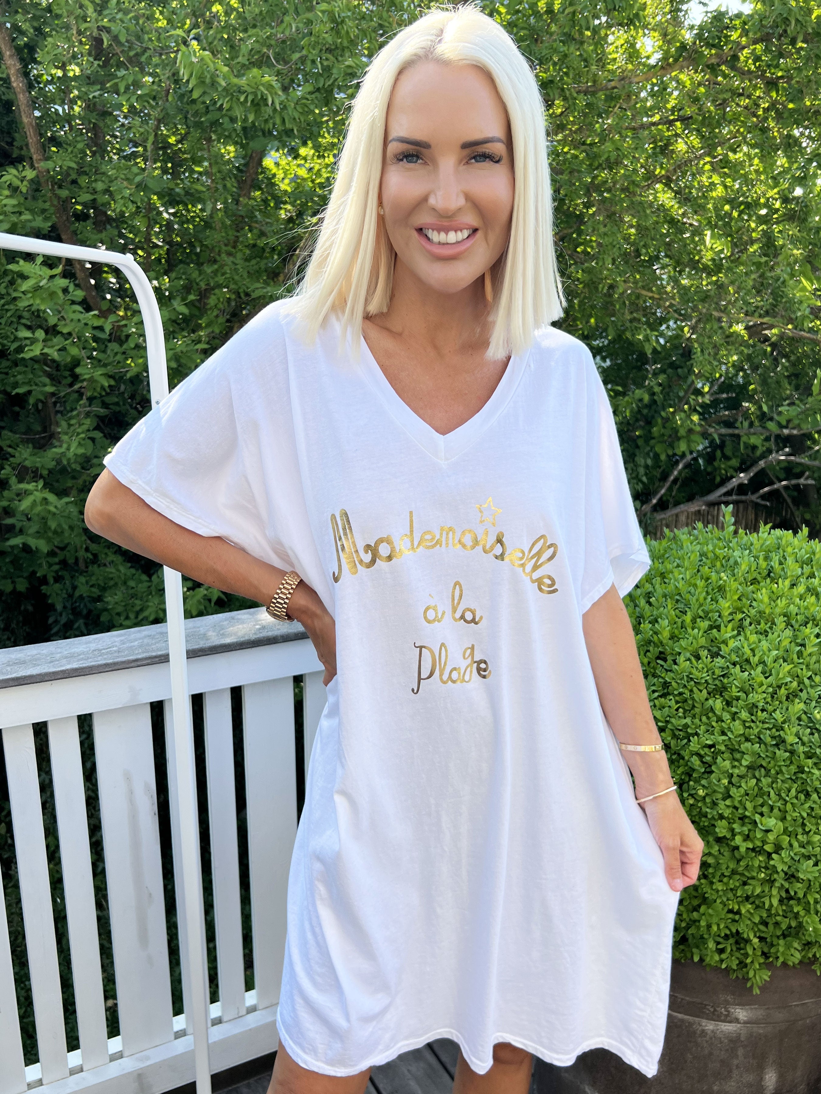 Bree - T-shirtklänning i bomull med guldtext på framsidan