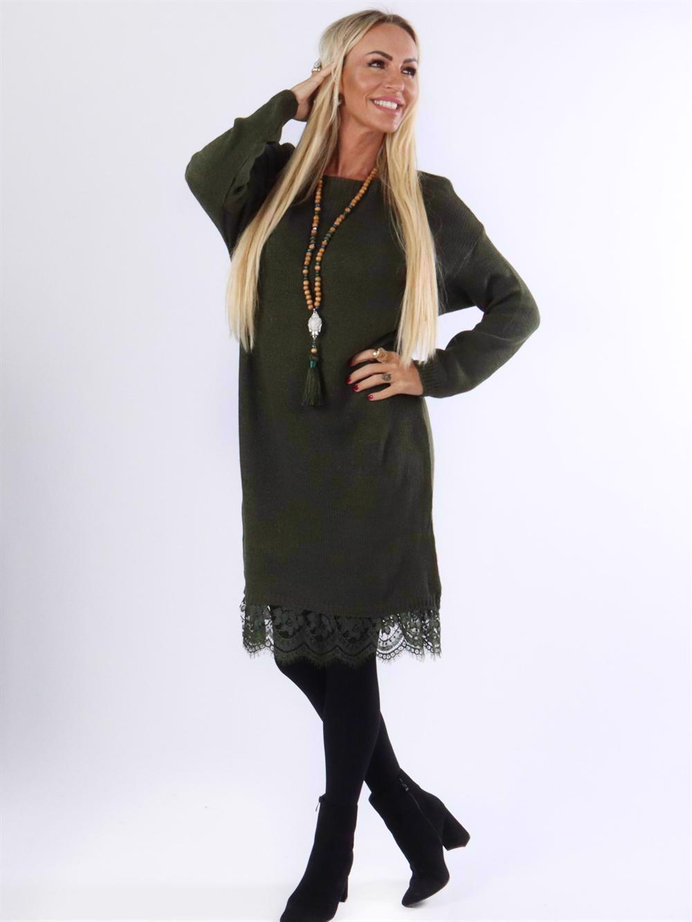 Brita - Stickad klänning med spets undertill