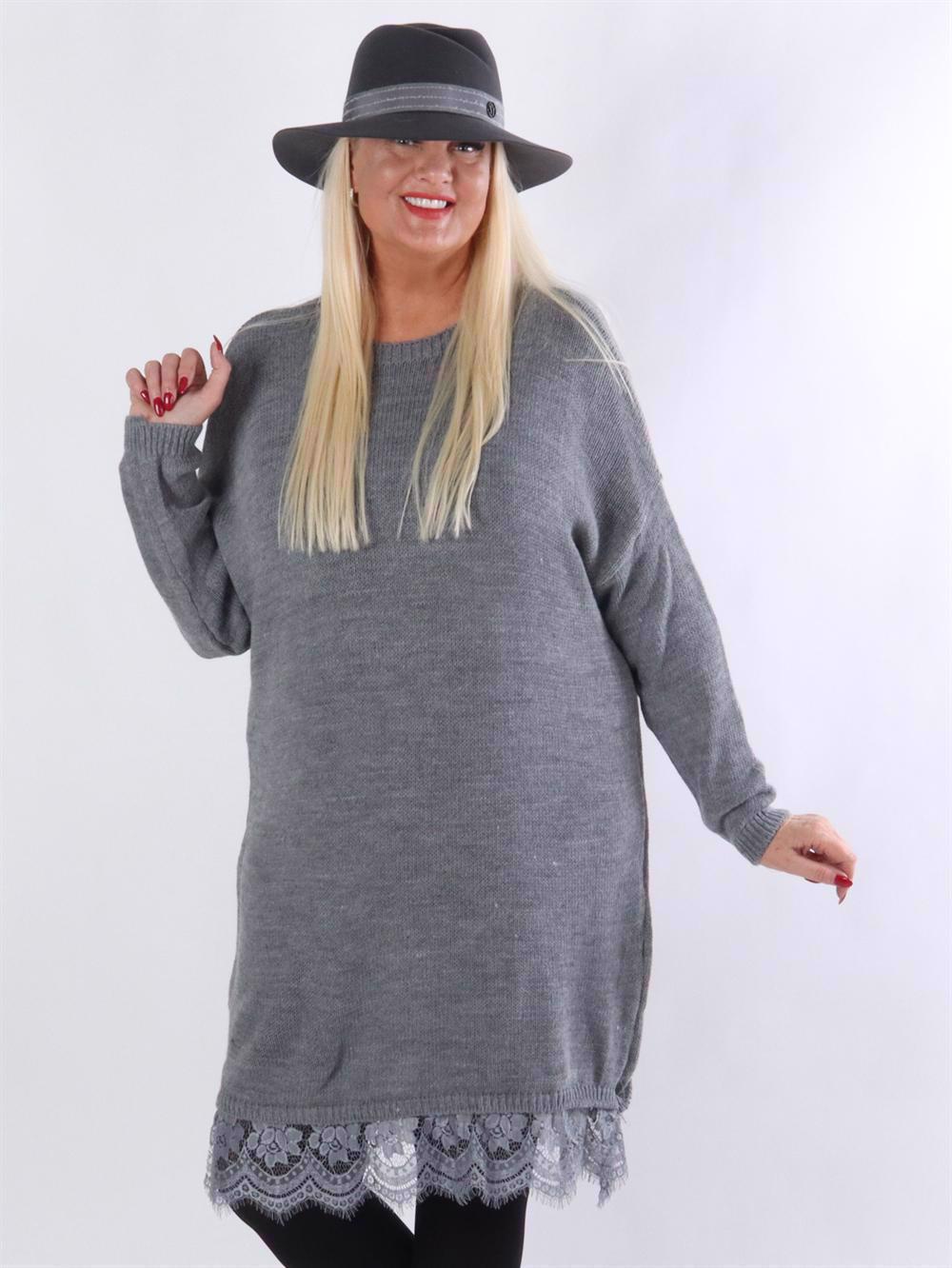 Brita - Stickad klänning med spets undertill