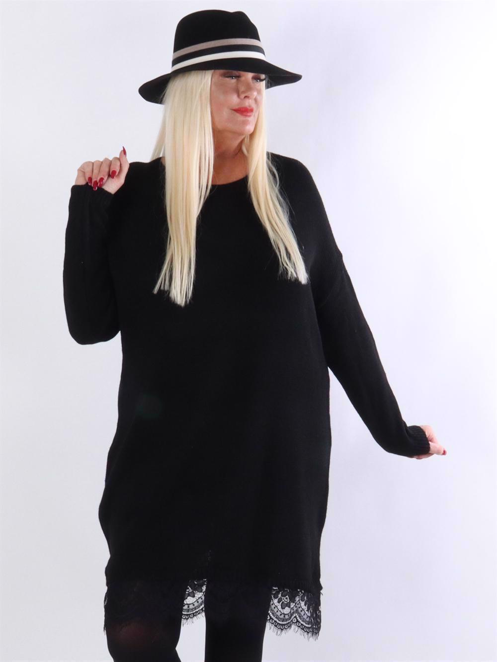 Brita - Stickad klänning med spets undertill