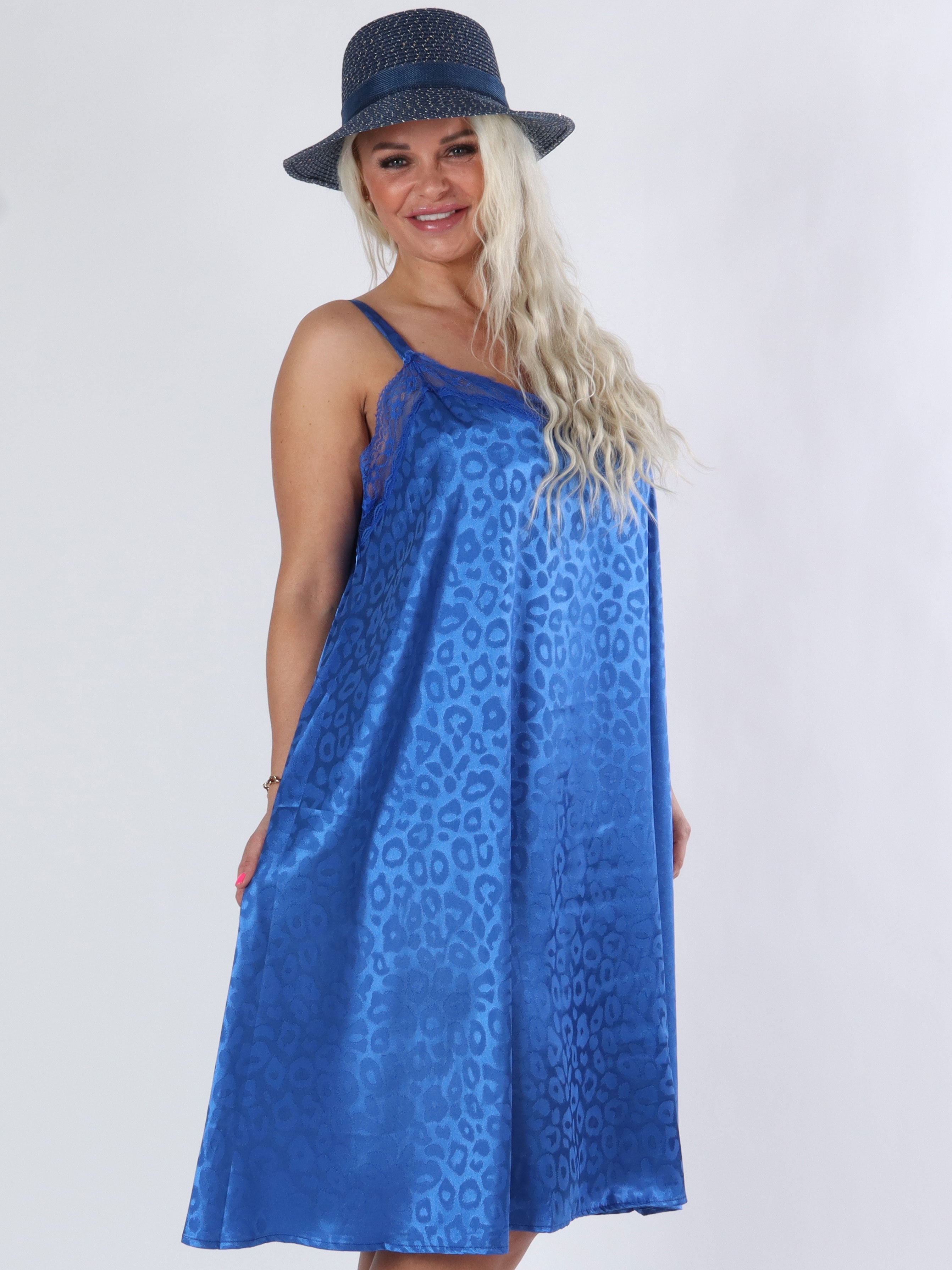 Caja - Beige axelbandslös klänning i silkeslook med leopardmönster