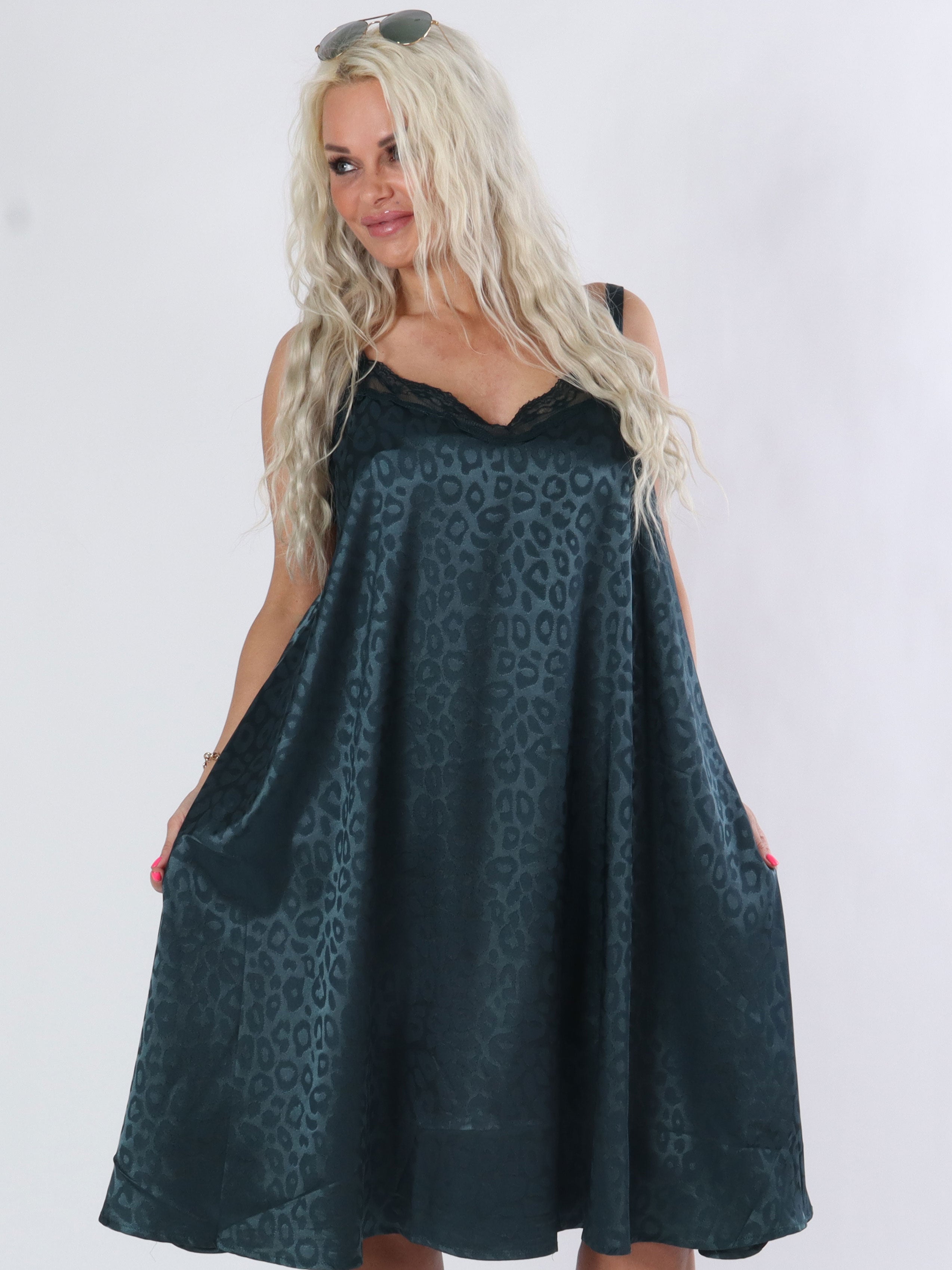 Caja - Beige axelbandslös klänning i silkeslook med leopardmönster